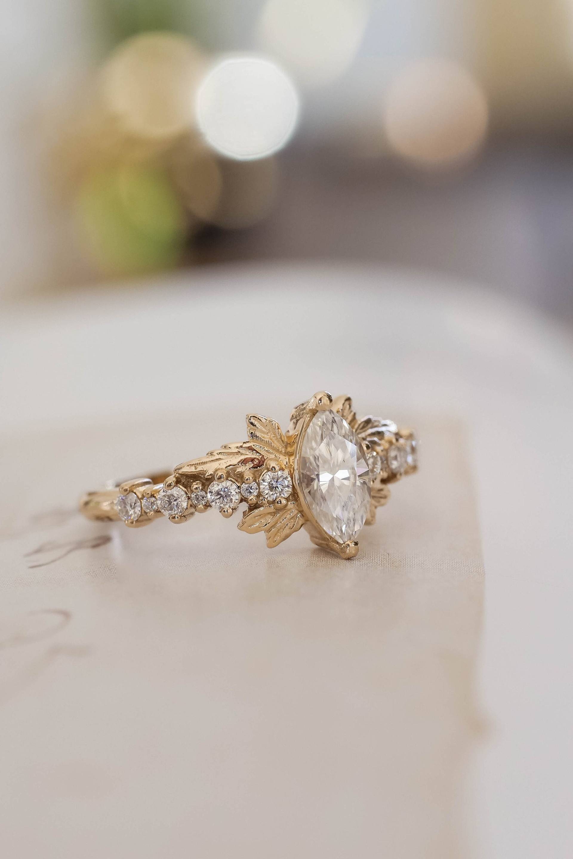Gelbgold Blatt Verlobungsring, Marquise Moissanite Ring, Blätter Natur Elfen Diamant Ehering, Nachhaltiger Ring von EdenGardenJewelry