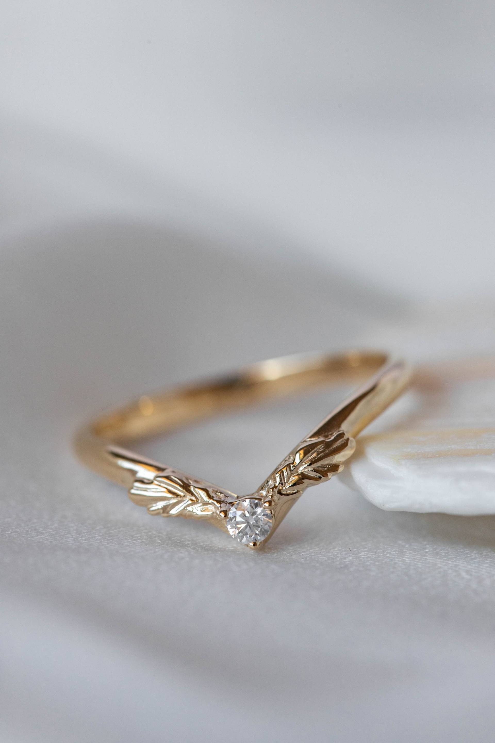 Geschwungene V-Form Wald Inspirierter Ehering, Blatt Chevron Band, Diamant Oder Moissanite Kontur Ehering Für Frauen in 14K 18K Gold von EdenGardenJewelry