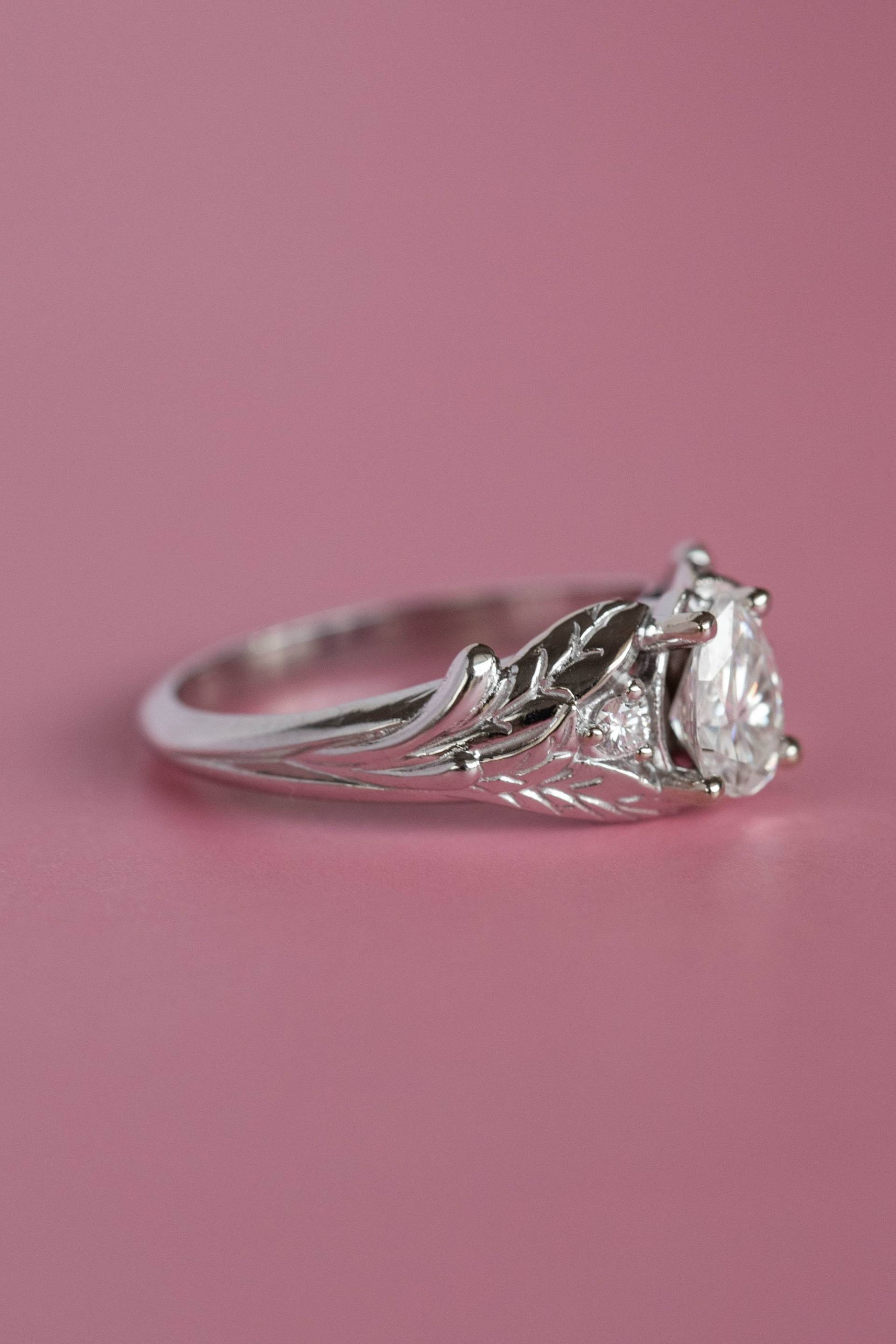 Gold Blätter Moissanite Verlobungsring, Natur Inspiriert von EdenGardenJewelry