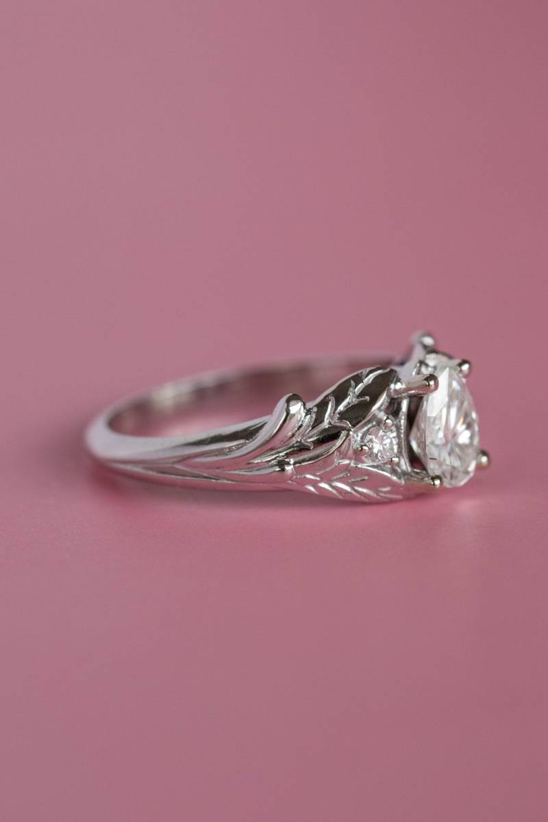 Gold Blätter Moissanite Verlobungsring, Natur Inspiriert von EdenGardenJewelry