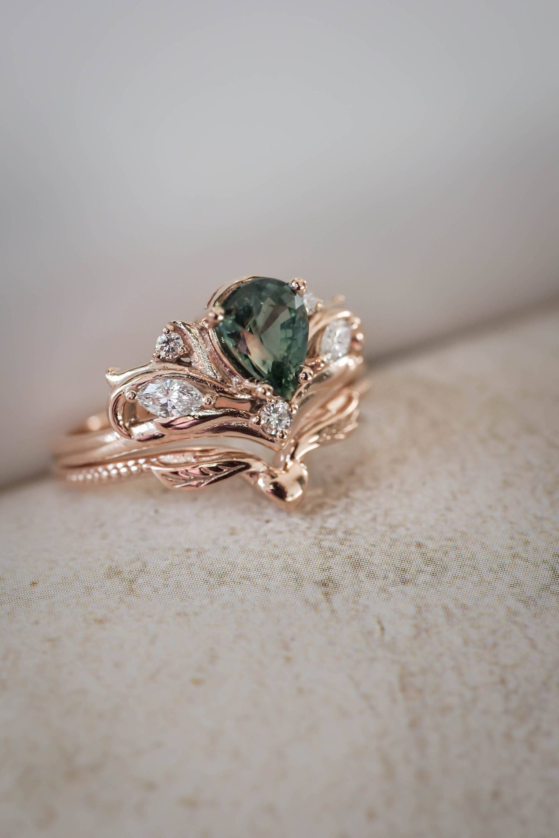 Grüner Saphir Brautring Set, Natur Inspirierter Verlobungsring, Rosegold Ring, Blatt & Diamanten Unikat Ring von EdenGardenJewelry