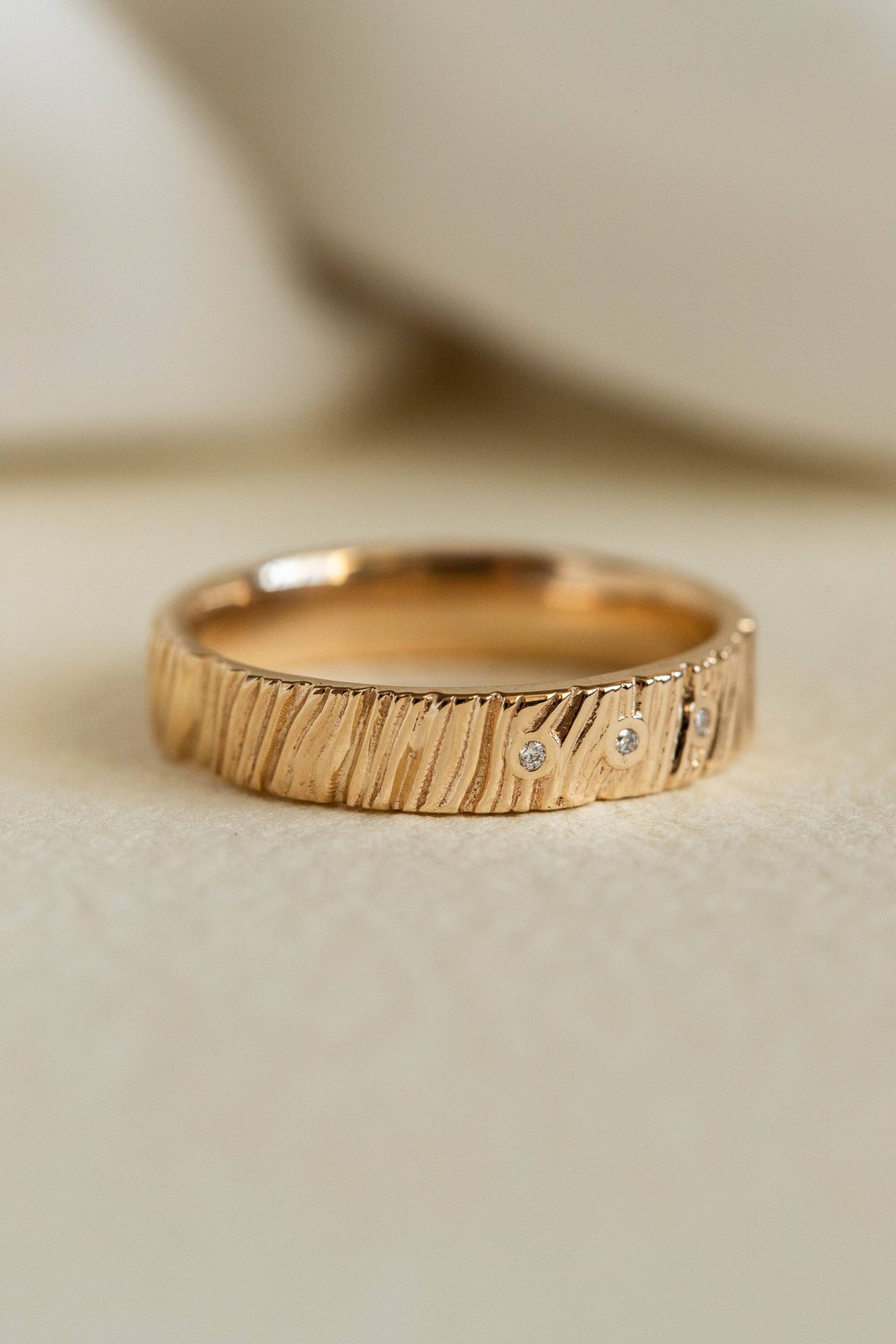 Holz Strukturierter Ehering Für Frau Mit Edelsteinen, Goldener Ehering, Rustikaler Ring, 4 Mm Breiter Unisex Einzigartiger Ring von EdenGardenJewelry