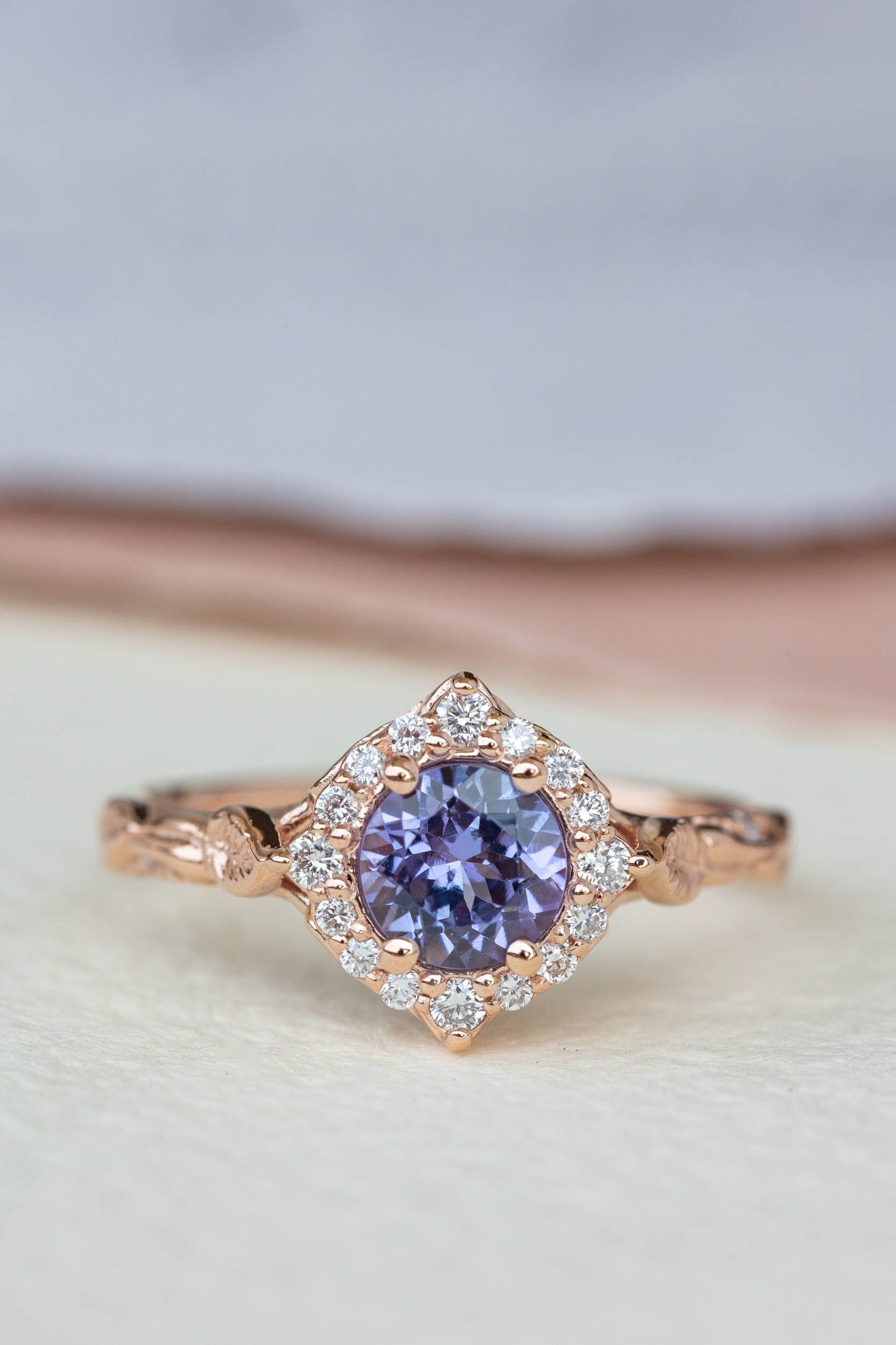 Lavendel Tansanit Und Diamant Halo Verlobungsring Inspiriert Von Der Natur, Lila Fee Hochzeit Blatt Zweig Band, 14K 18K Solid Gold von EdenGardenJewelry