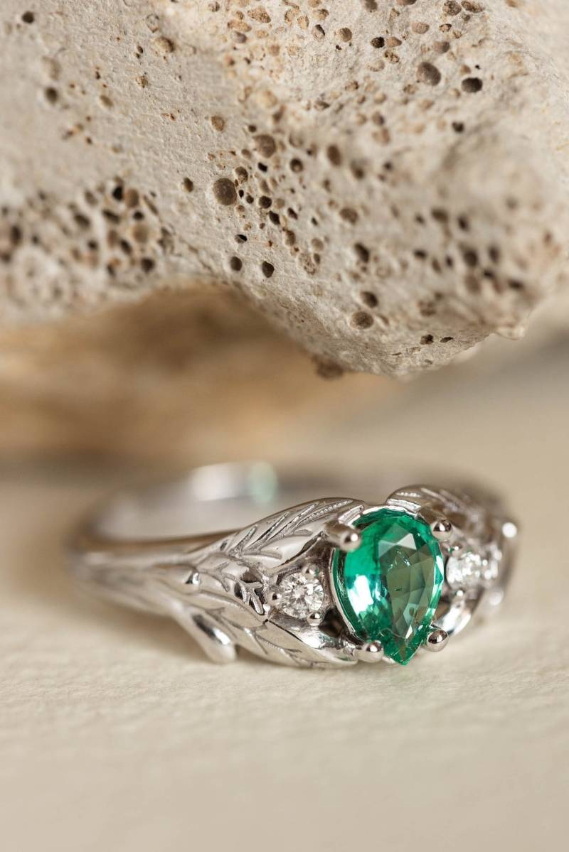Natürlicher Smaragd Verlobungsring, 14K Oder 18K Weißgoldblätter Mit Birnenförmigem Smaragdring, Verlobungsring von EdenGardenJewelry