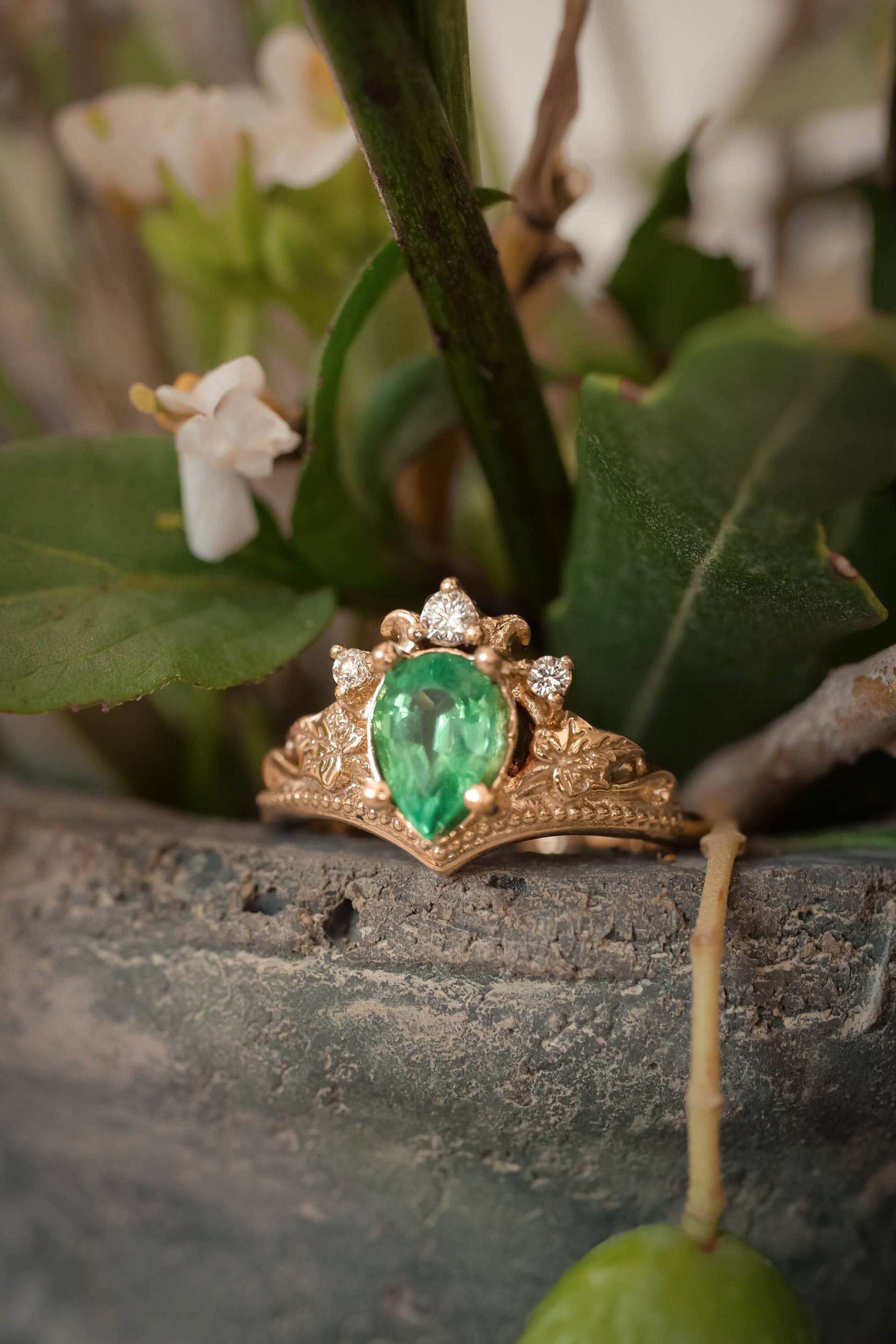Natürlicher Smaragd Verlobungsring, Und Diamanten Ring, Natur Birnen Blattgold Efeu Blätter Ring von EdenGardenJewelry