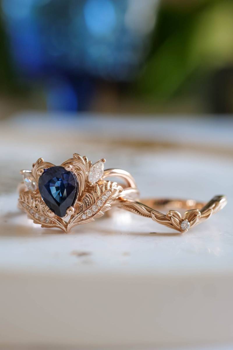 Natürliches Blaues Saphir Verlobungsring Set, Elbisch Birnenförmiges Set Mit Belaubtem V Förmigen Ehering, Alt Braut 14K/18K Gold von EdenGardenJewelry