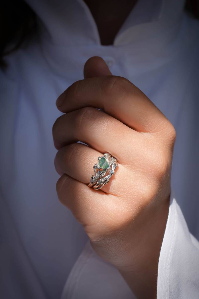 Natur Inspirierter Trillionschliff Moosachat Ring Und Salz Pfeffer Diamanten Blatt Ehering, Alternatives Brautring Set in 14K Oder 18K Gold von EdenGardenJewelry