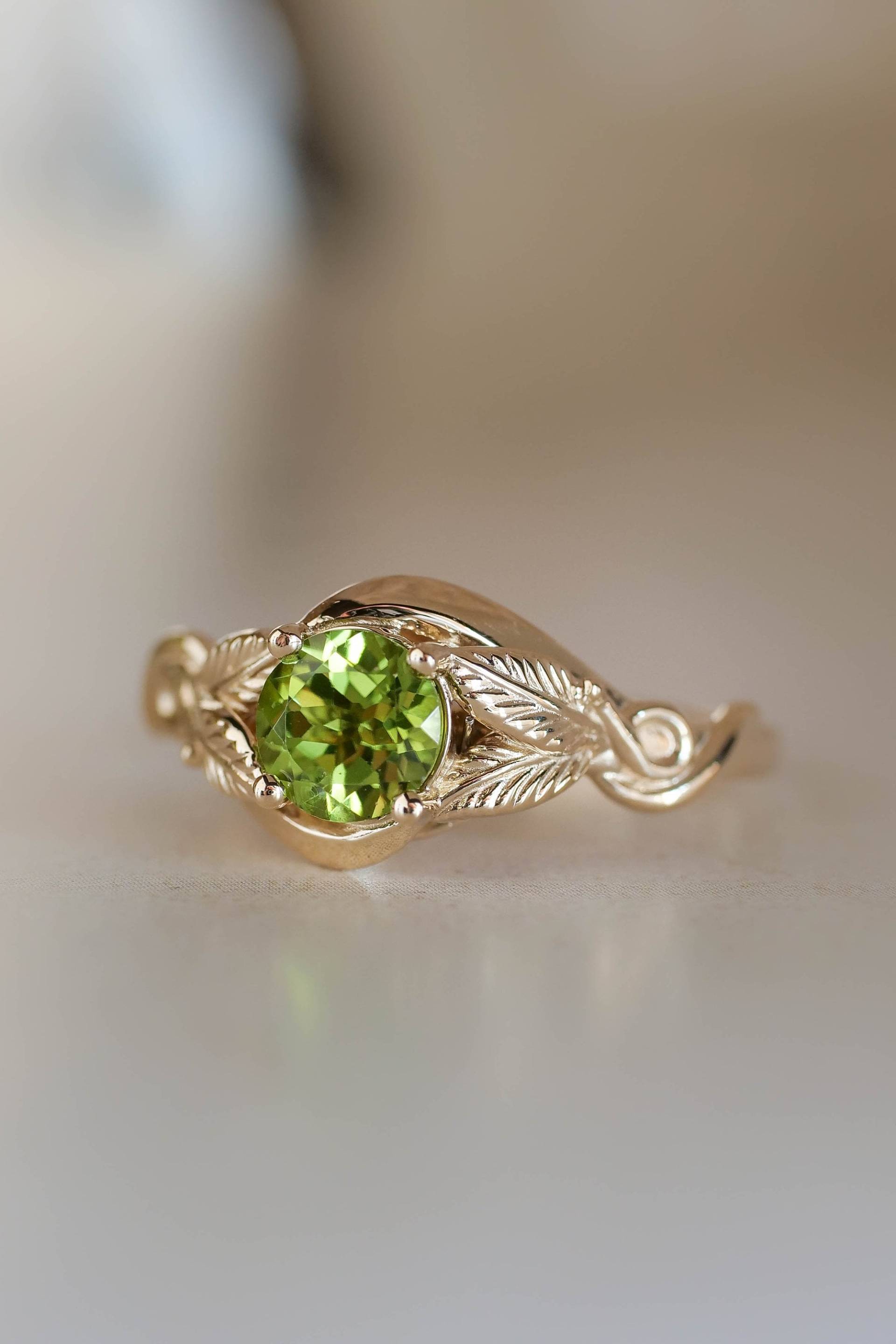 Natur Inspirierter Peridot Verlobungsring, Fantasy Goldblatt Ring, Elfen 0, 7 Ct Natürlicher Ring von EdenGardenJewelry