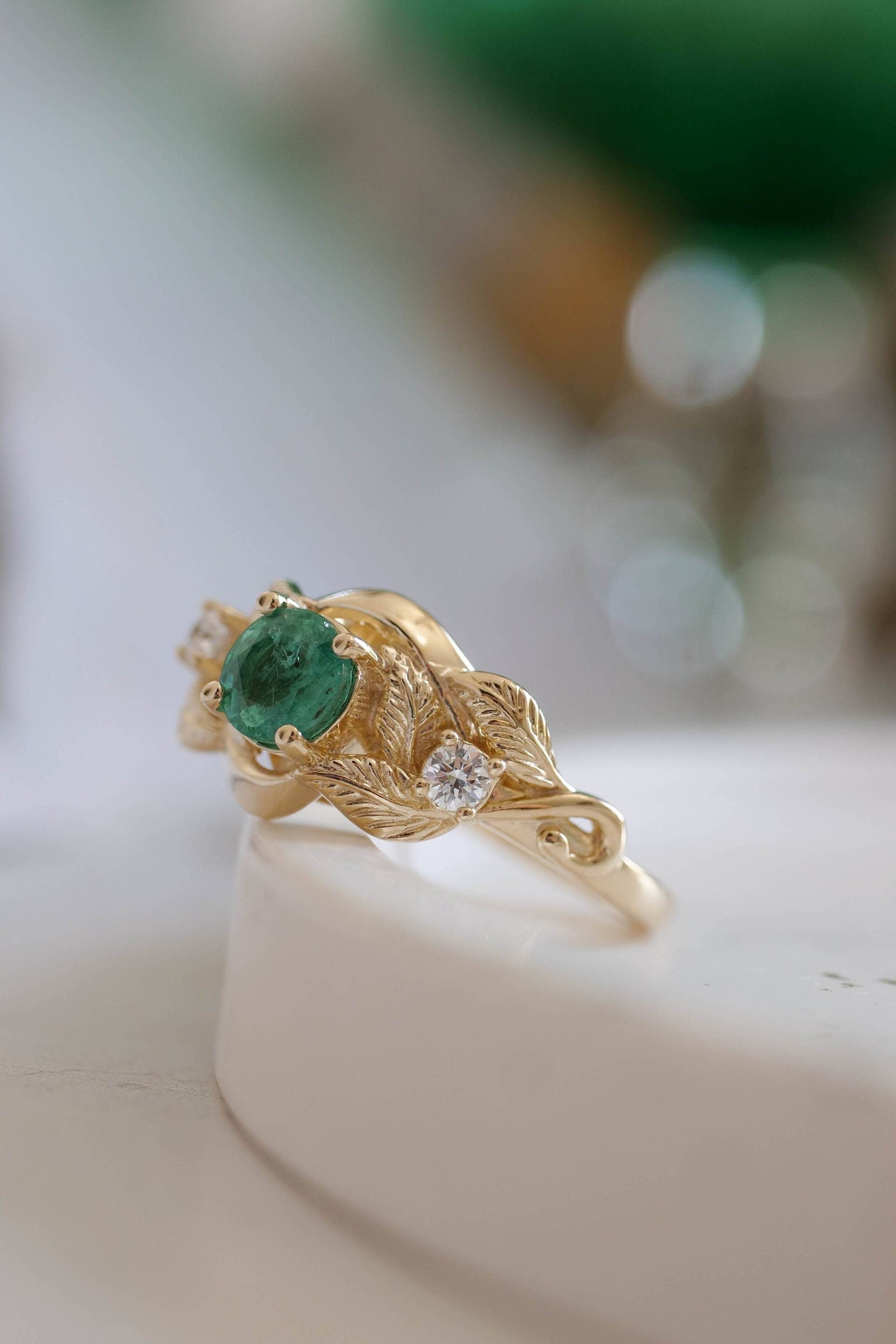 Nature Inspired Smaragd Blatt Ring, Elven Forest Green 0, 7Ct Natürlicher Verlobungsring Mit Diamanten in 14K Oder 18K Gold von EdenGardenJewelry