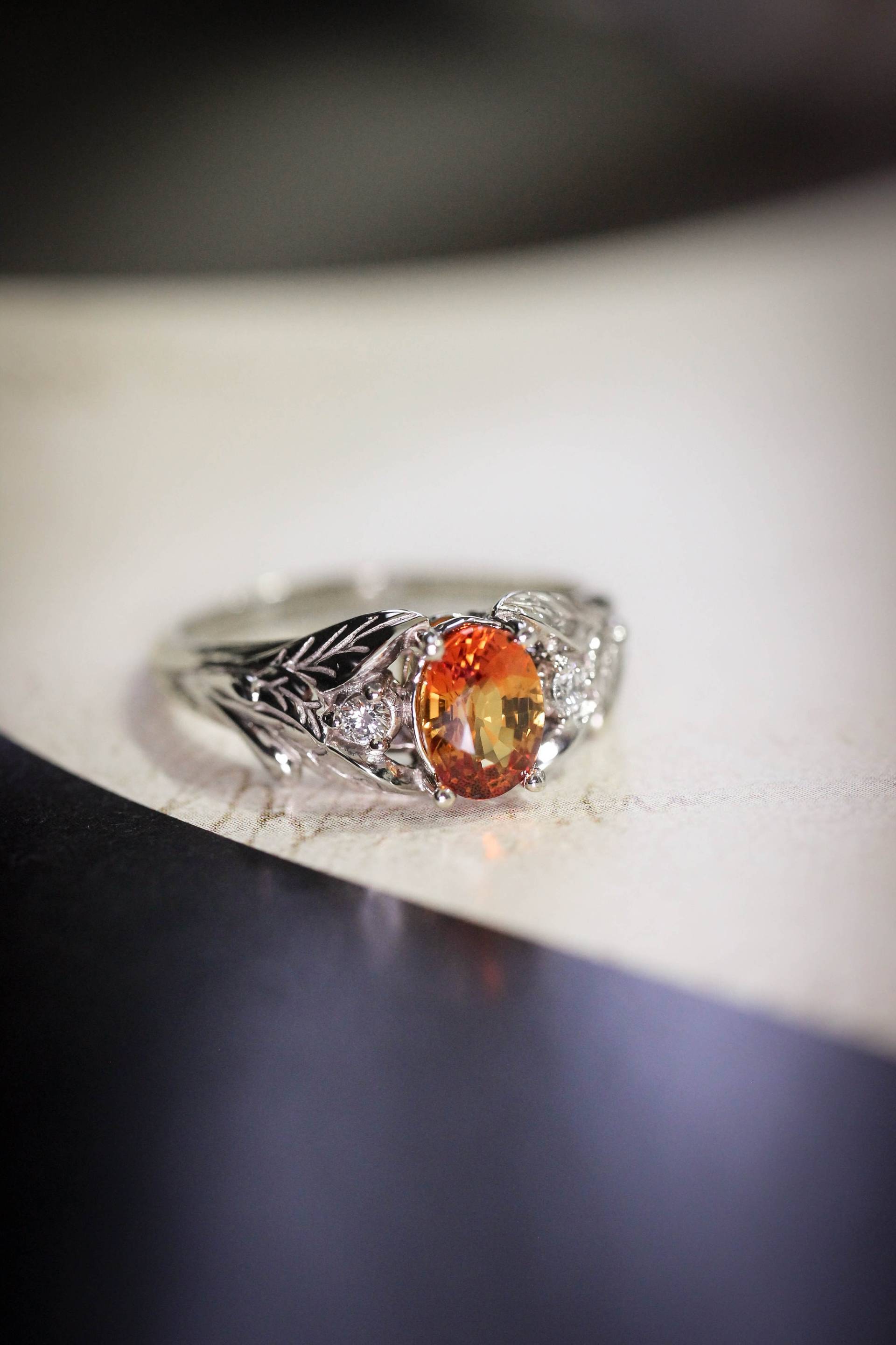 Orange Saphir Und Diamanten Verlobungsring, Blatt Weißgoldring, Blätter Ring, Saphirring, Naturring, Weihnachtsgeschenk von EdenGardenJewelry