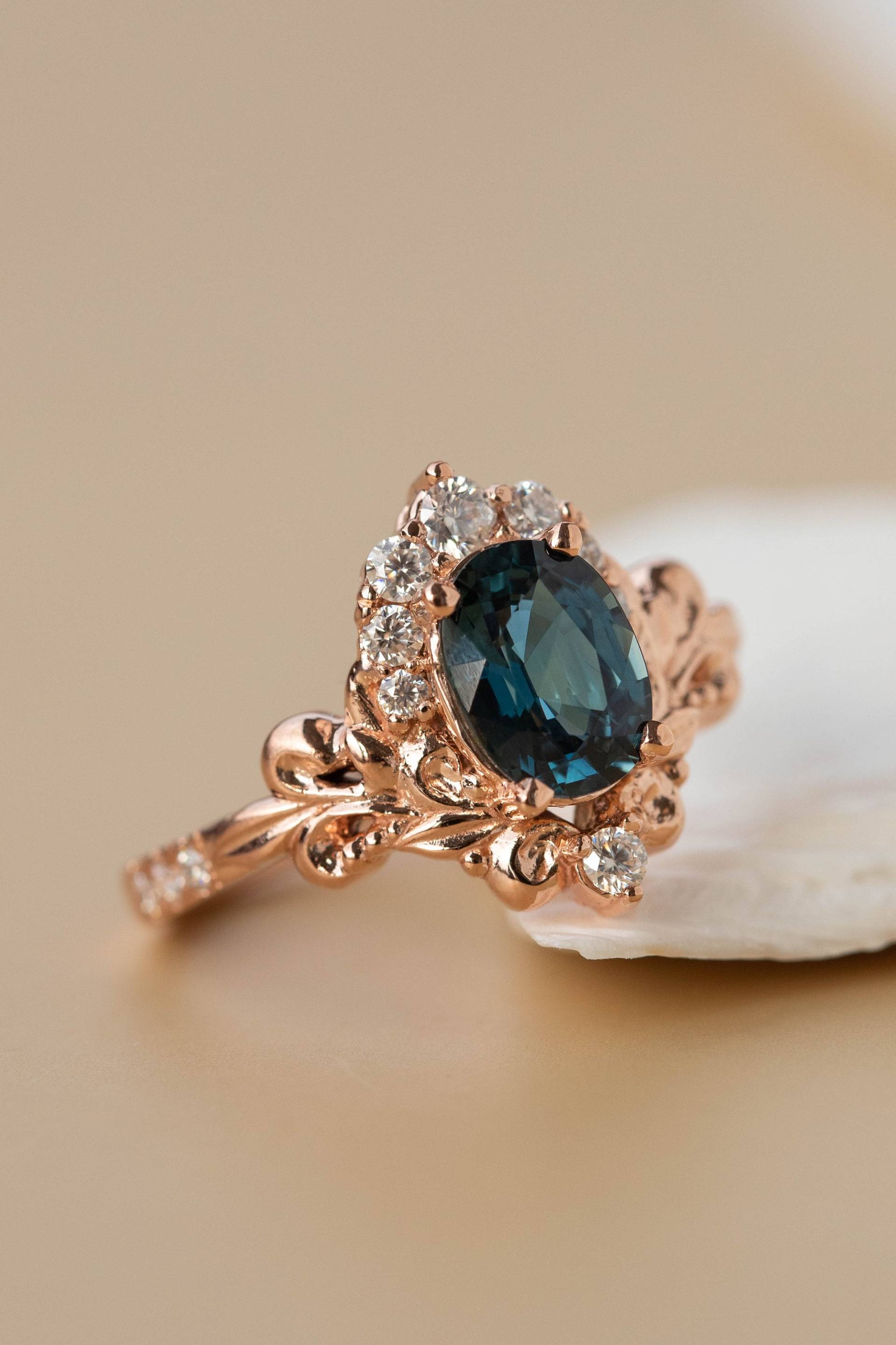Ovaler Blaugrüner Saphir Verlobungsring, Diamant Krone, 14K Gold Swirl Ring von EdenGardenJewelry