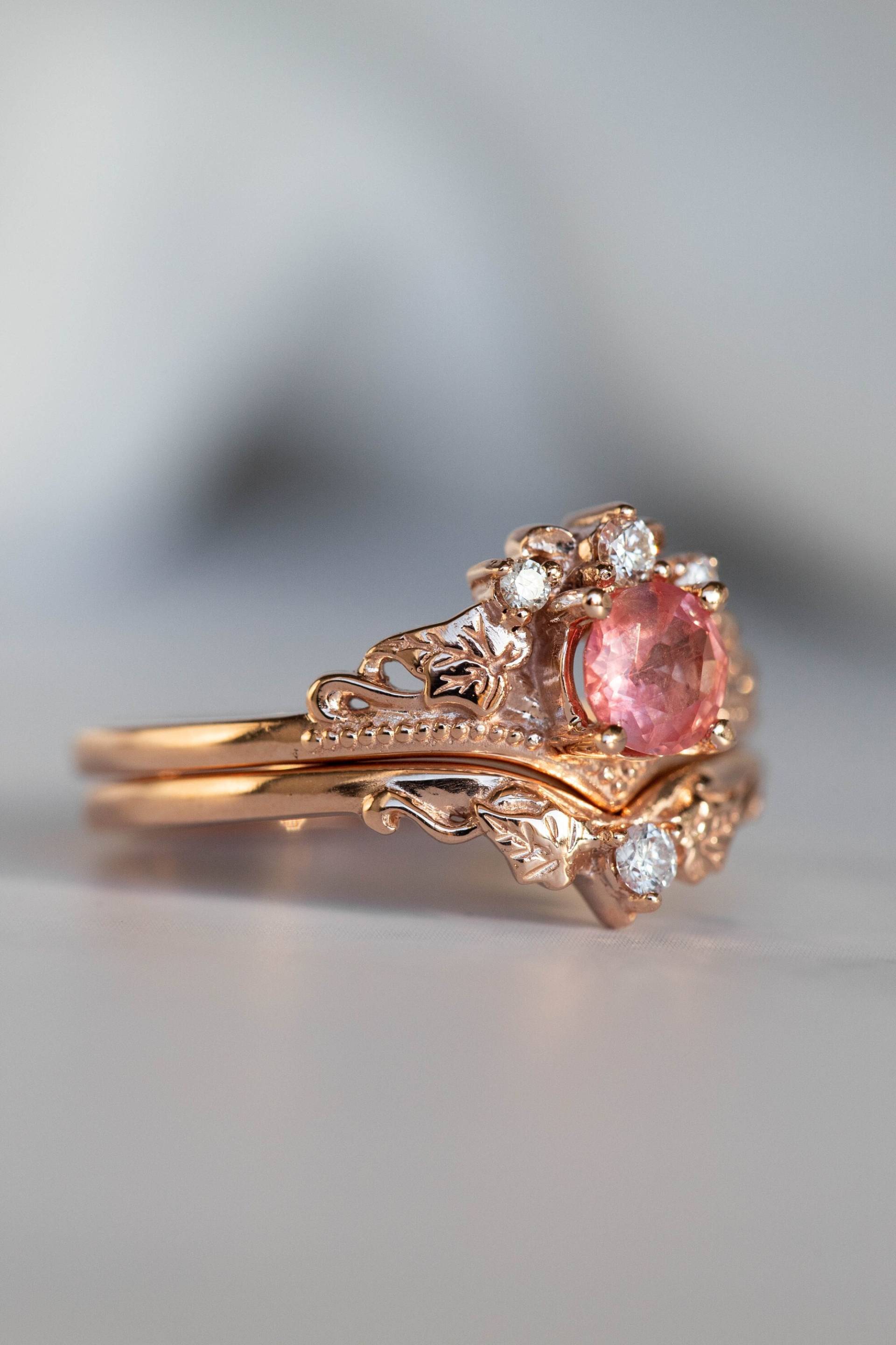 Padparadscha Farbe Natürlicher Saphir Braut Ring Set, Rosa Orange Rose Gold Efeu Blätter Ringe, Stapelringe in 14K Oder 18K von EdenGardenJewelry