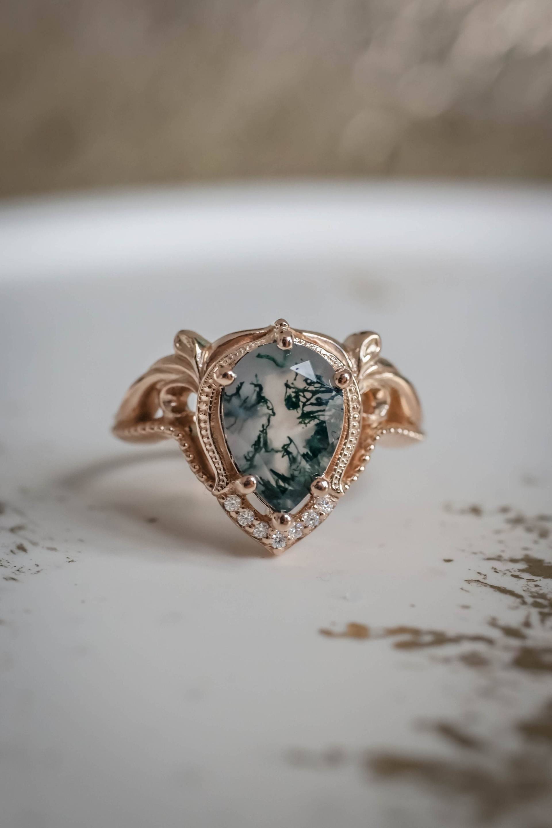 Pear Cut Moss Achat Verlobungsring, Verzierter Barock Florals Ring, 1, 8 Ct Tiefer Waldgrüner Natürlicher Moos Ring Mit Akzent Diamanten von EdenGardenJewelry