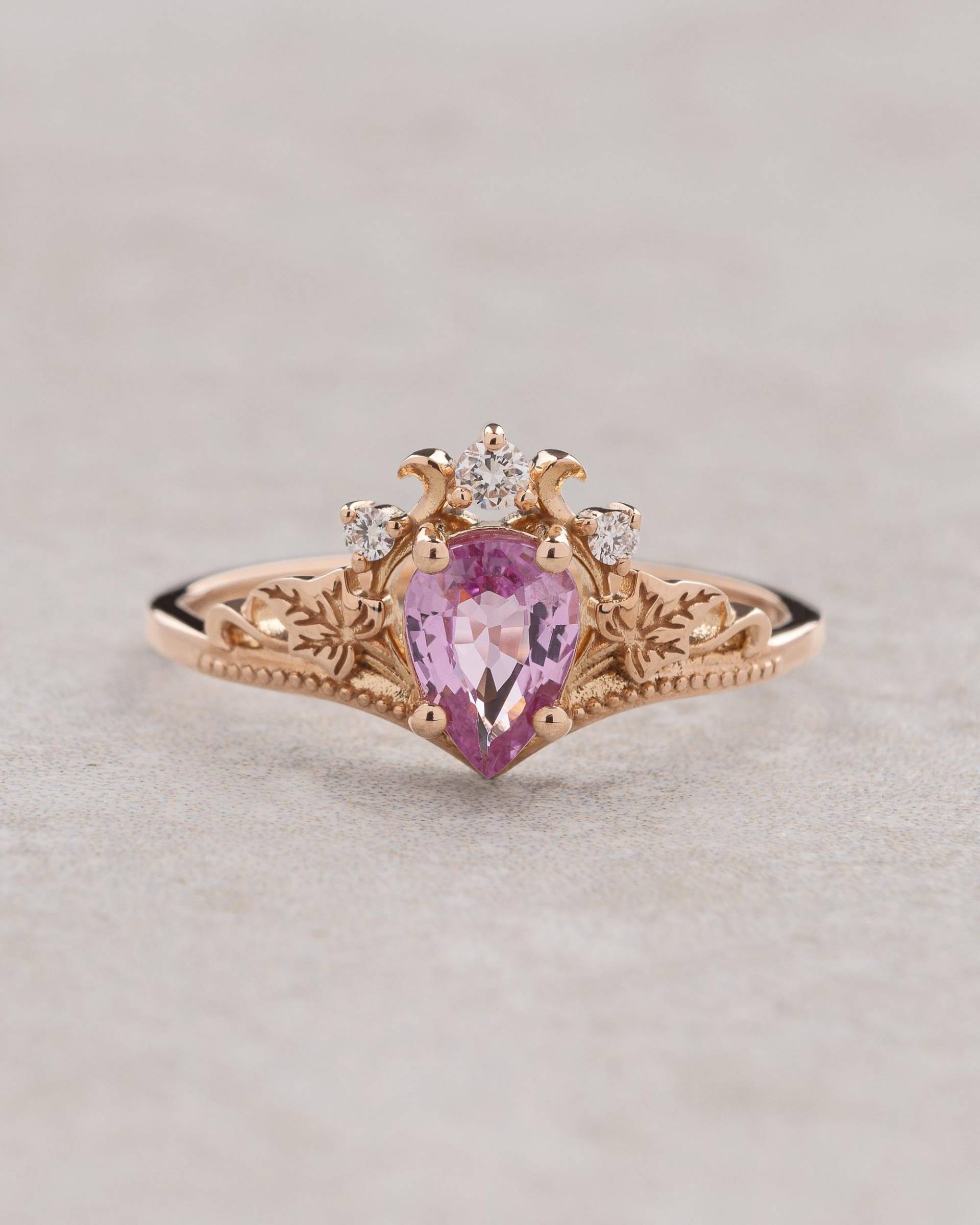 Zarter Rosa Saphir Und Goldene Blätter Verlobungsring von EdenGardenJewelry