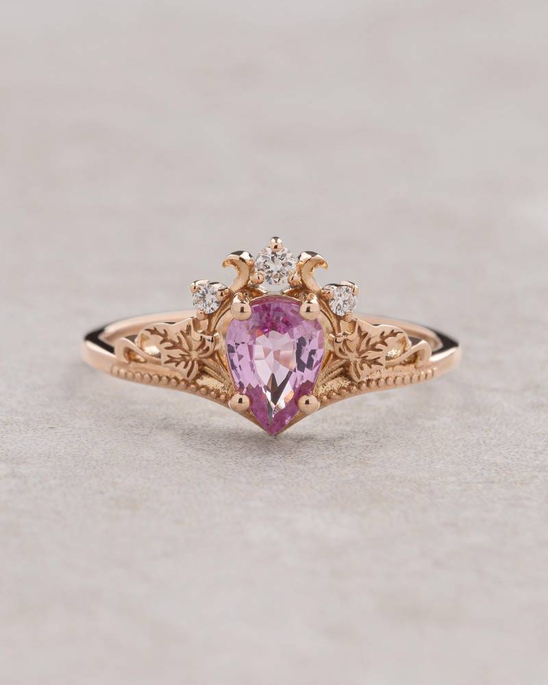 Zarter Rosa Saphir Und Goldene Blätter Verlobungsring von EdenGardenJewelry