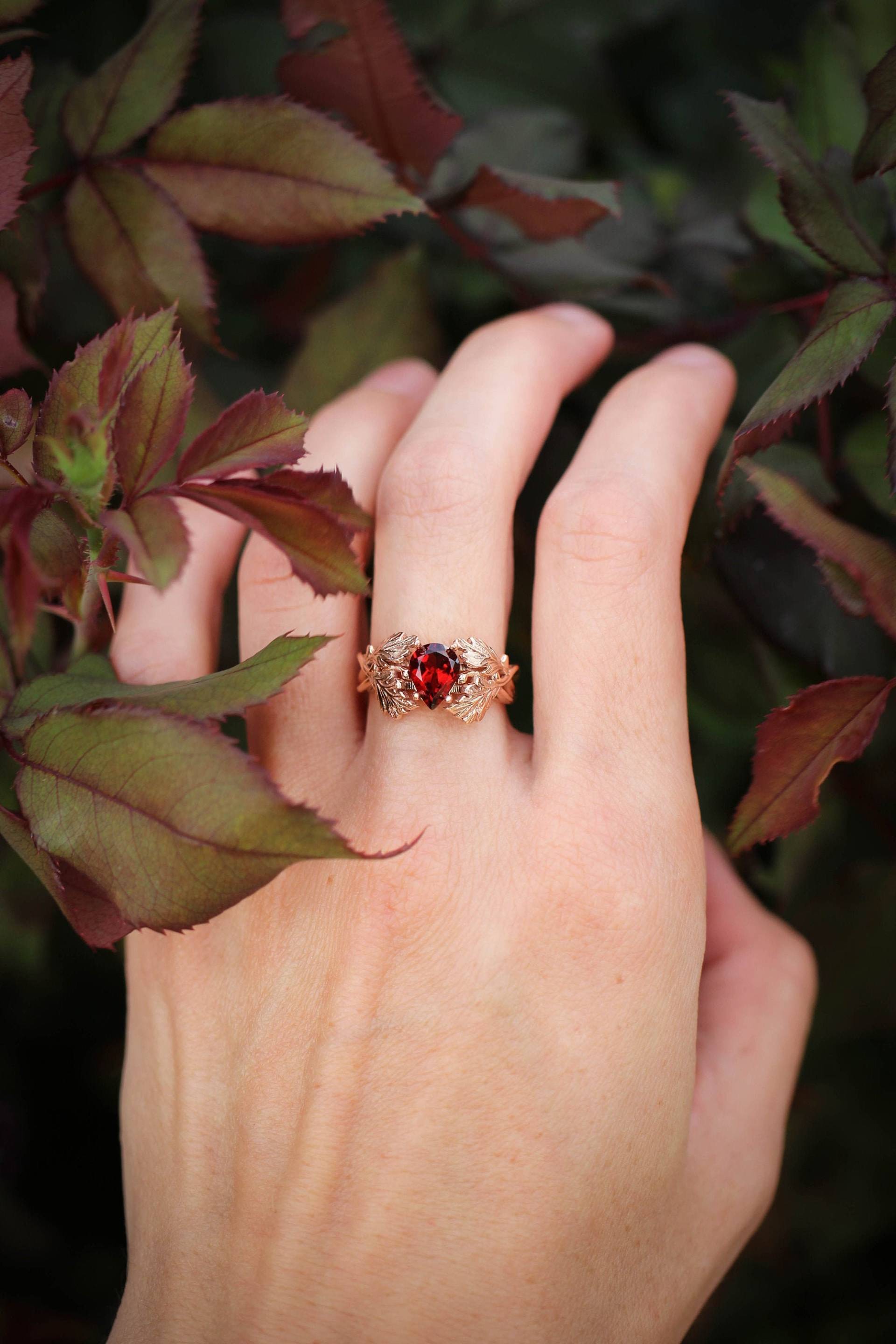 Rose Gold Blätter Ring, Granat Verlobungsring, Ahorn 14K Zweig Natur Schmuck Geschenk Für Sie, Blatt Ring von EdenGardenJewelry