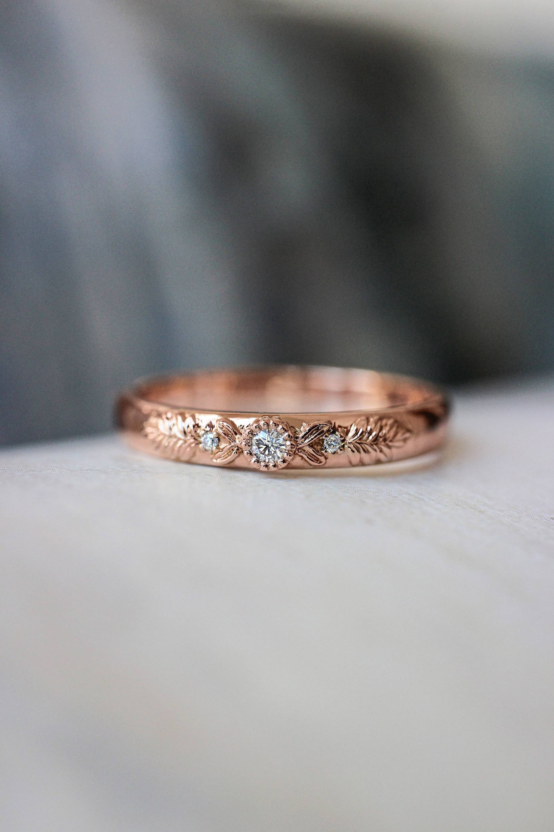 Rose Gold Ehering Mit Diamanten, Blattgold Ring, Natur 3mm Band, Zarter Für Frau, Stapelbarer Drei Diamanten von EdenGardenJewelry