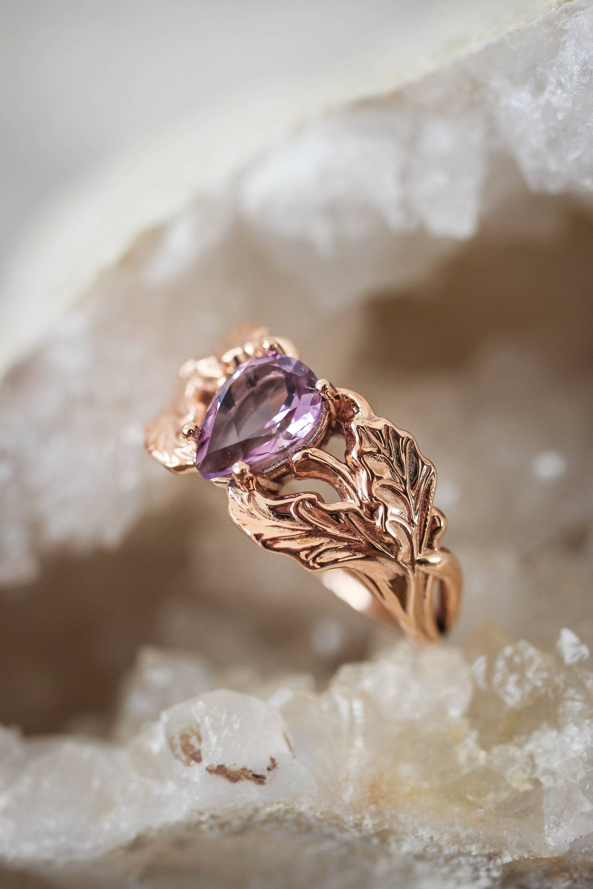 Rose Gold Ring Mit Amethyst, Blatt Verlobungsring, Eichenlaub Ring, Herbst Schmuck, Natur Für Frau, 14K Gold, Birnenschliff, Unikat von EdenGardenJewelry