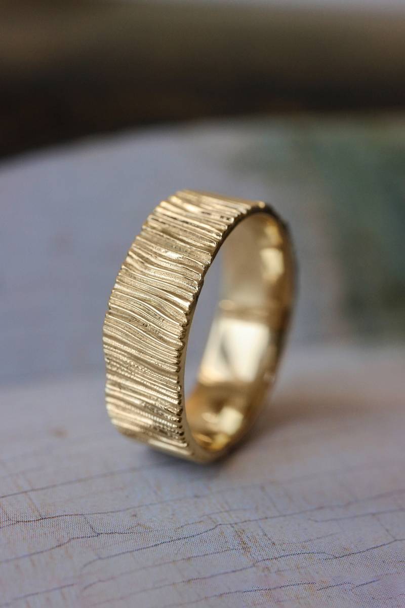Säge Holz Textured Gold Ehering, Rustikale 7 Mm Ring von EdenGardenJewelry