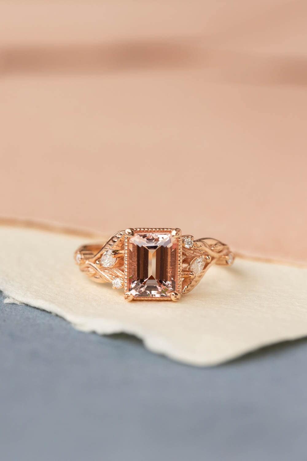 Smaragdschliff Morganit Und Diamanten Verlobungsring Set Mit Gold Blättern, Natur Inspirierter Ring Für Braut, Rose 14K Oder 18K von EdenGardenJewelry