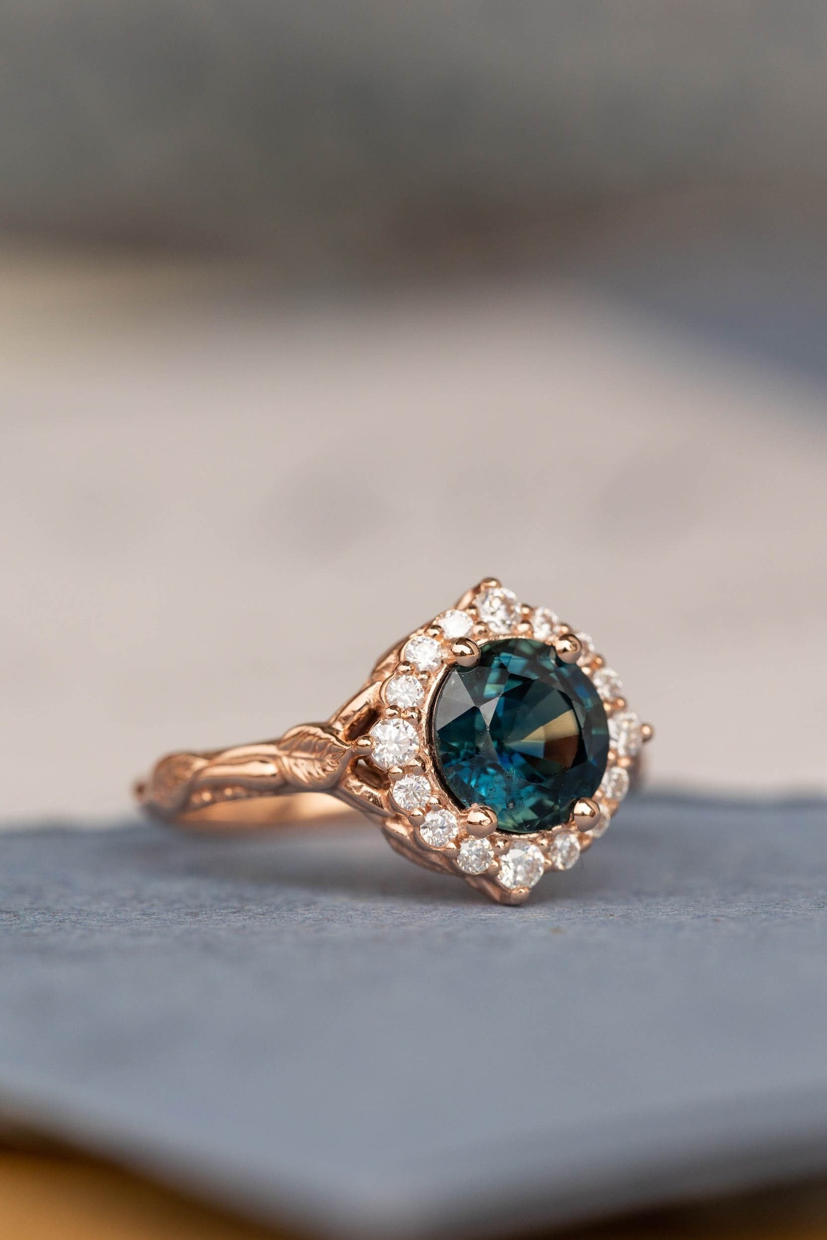 Blaugrüner Saphir Mit Diamant Halo-Verlobungsring Von Der Natur Inspiriert, Blaugrüne Fee Inspirierte Hochzeit Blattzweig Band, 14K Oder 18K Gold von EdenGardenJewelry