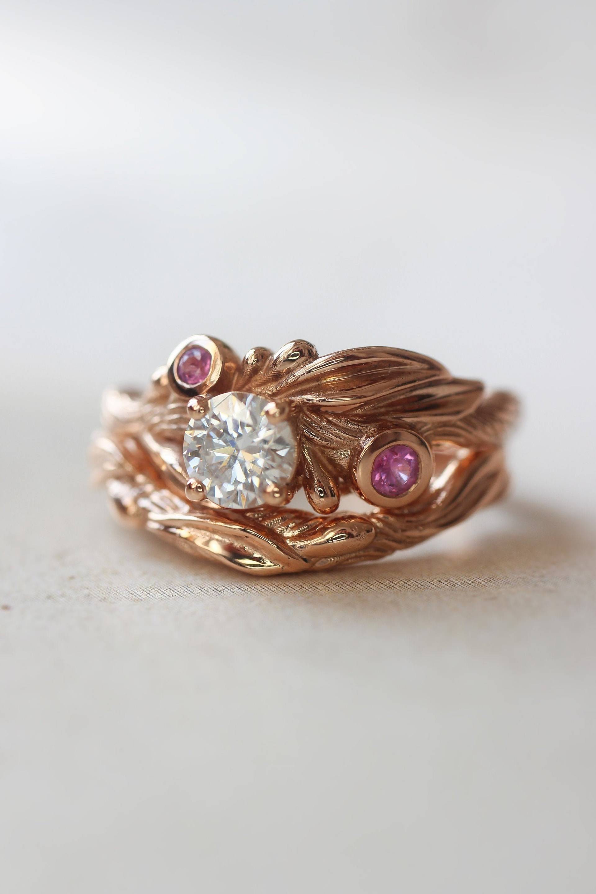 Verlobungsring Und Ehering Set, Moissanite Verlobungsring, Rosa Saphir, Goldzweig Ring, Blätter Zweig Ehering, Beeren Ring von EdenGardenJewelry