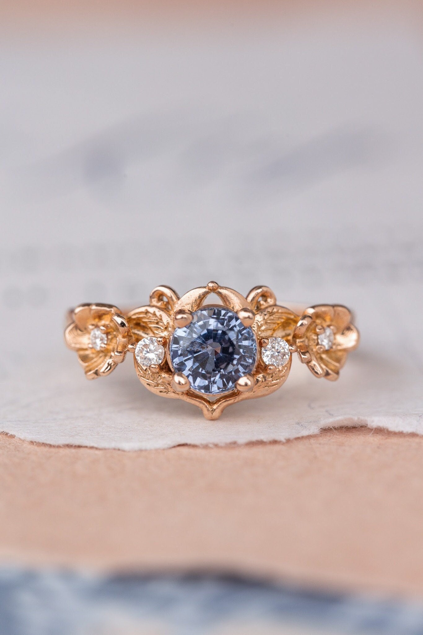 Violett Blauer Saphir Ring Mit Blumen & Diamanten, Natur Inspirierter Alternativer Verlobungsring, Feenbraut 14K/18K Gold von EdenGardenJewelry