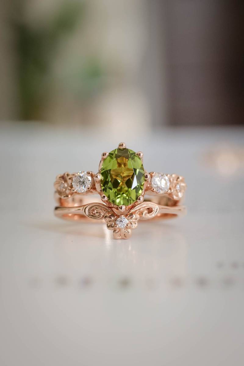 Von Der Natur Inspirierter Verlobungsring - Peridot Ovaler Besetzt Mit Seitlichen Diamanten, Kleiner Peridotring Blumenmuster Und Ringwächter von EdenGardenJewelry