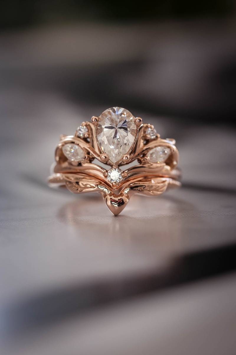 Weißer Saphir Barock Inspiriertes Brautring Set, Einzigartige Verlobungs - Und Hochzeitsringe Mit Tropfenförmigem Edelstein in 14K Oder 18K Gold von EdenGardenJewelry