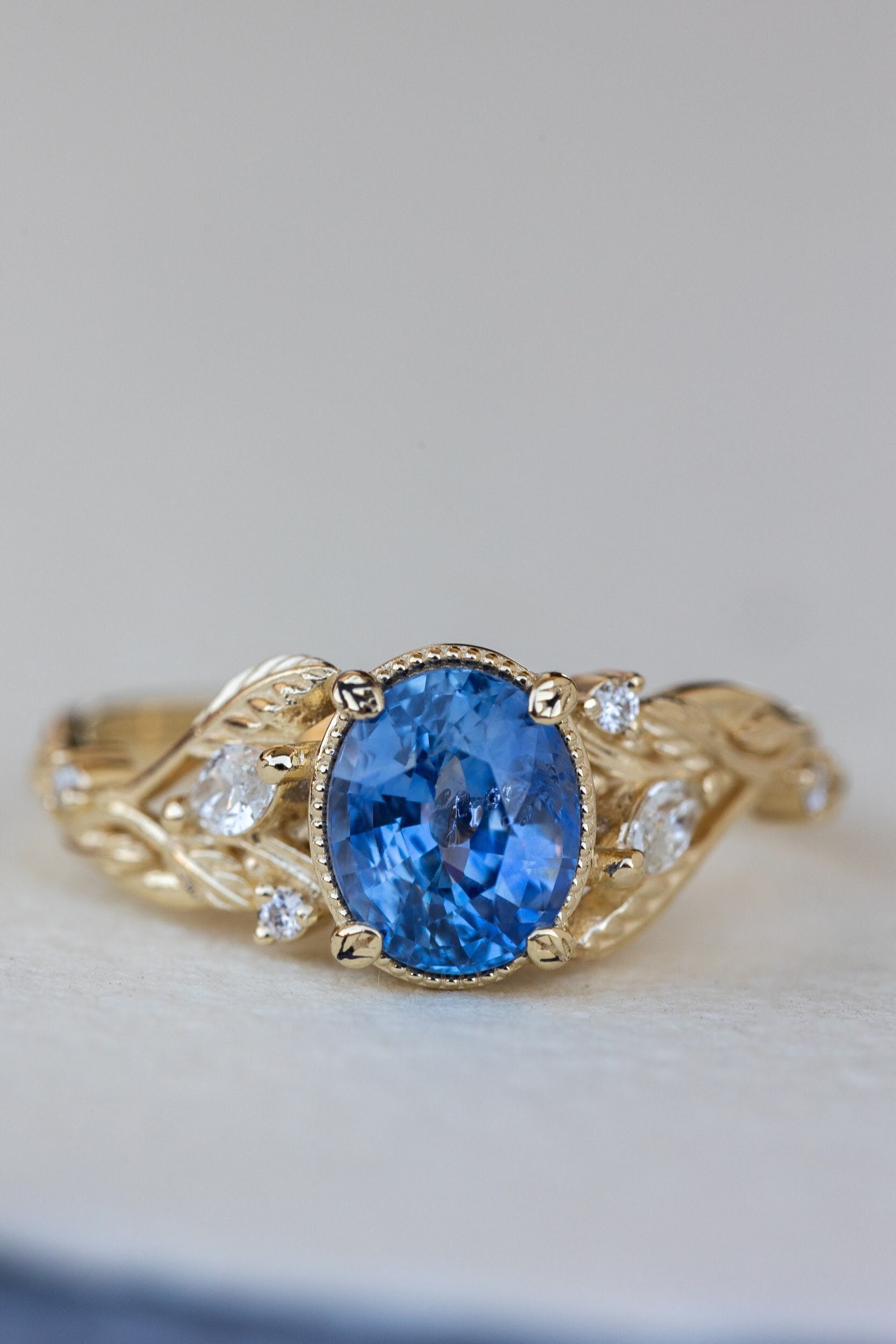 Wunderschöner Blauer Saphir Verlobungsring Mit Marquise Diamanten Blättern, Natur Inspirierter Ring Für Braut, Elfen 14K Oder 18K Gold von EdenGardenJewelry