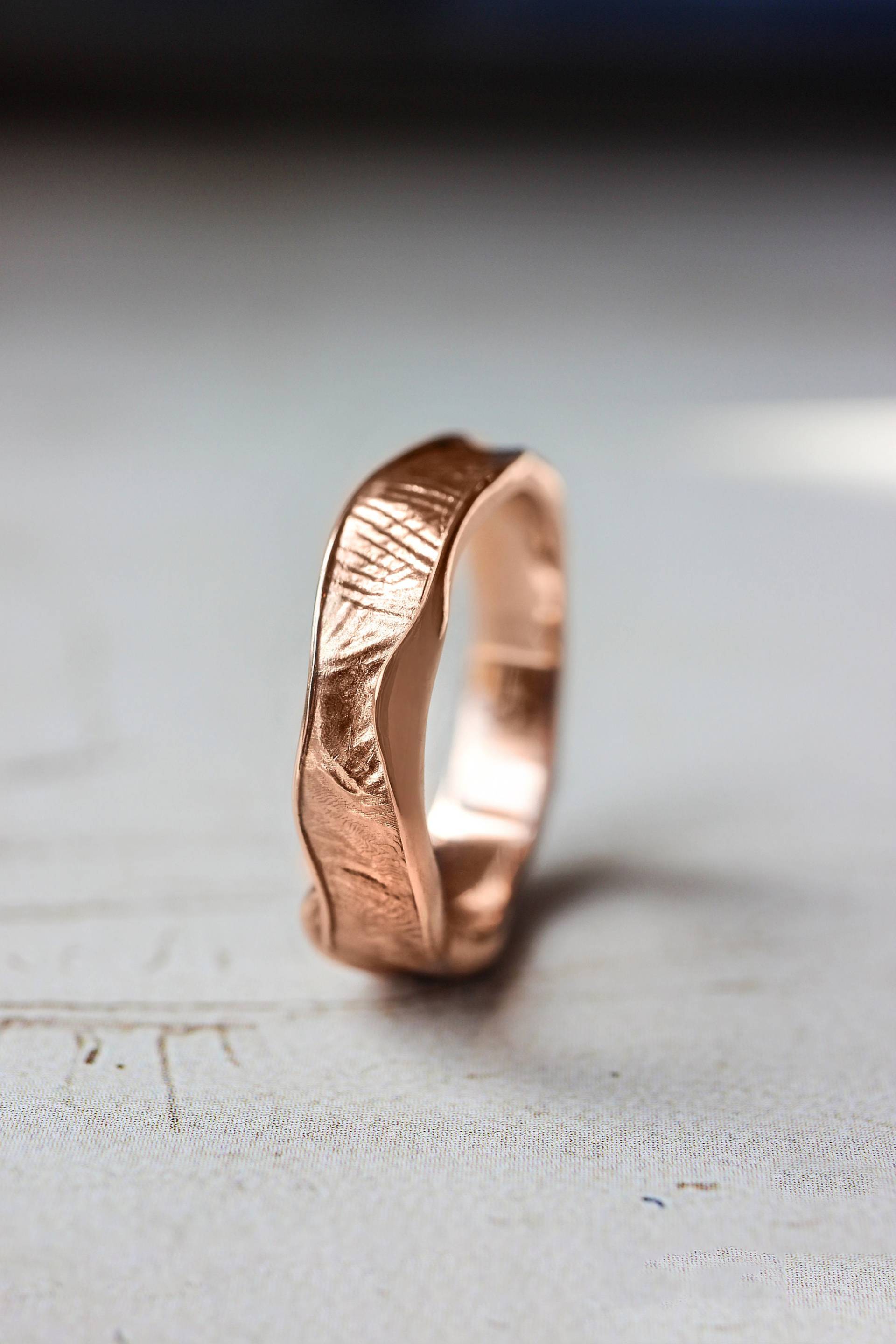 strukturierter Ehering Für Frau, Rosegold Ehering, 14K Goldring, Rustikaler Ring, 4 Mm Breiter Unisex Einzigartiger Ring von EdenGardenJewelry