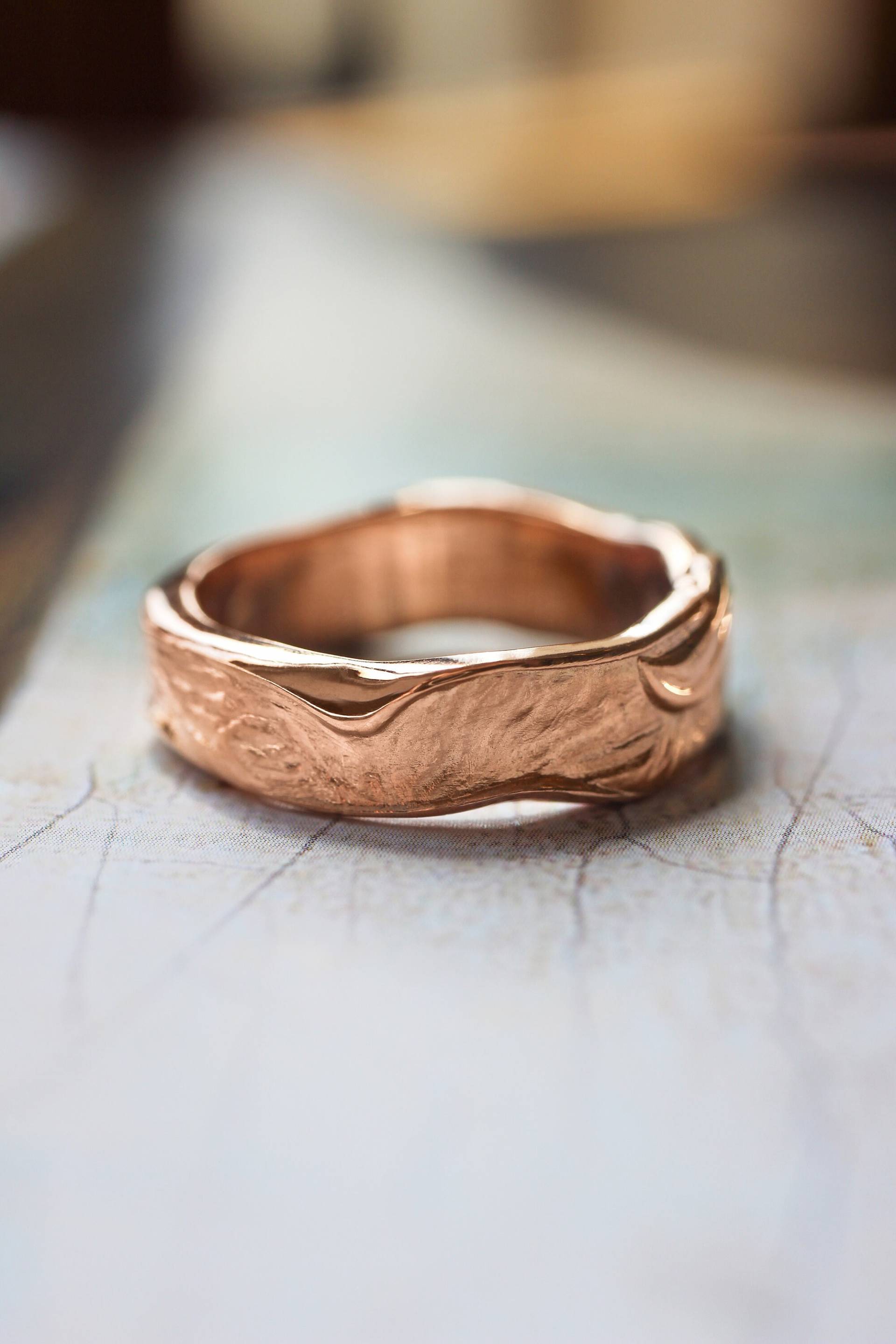 strukturierter Ehering Für Mann, Roségoldener Männerring, 6mm Ehering, 14K Goldring, Rustikaler Ring, Breiter Männlicher Einzigartiger Ring von EdenGardenJewelry