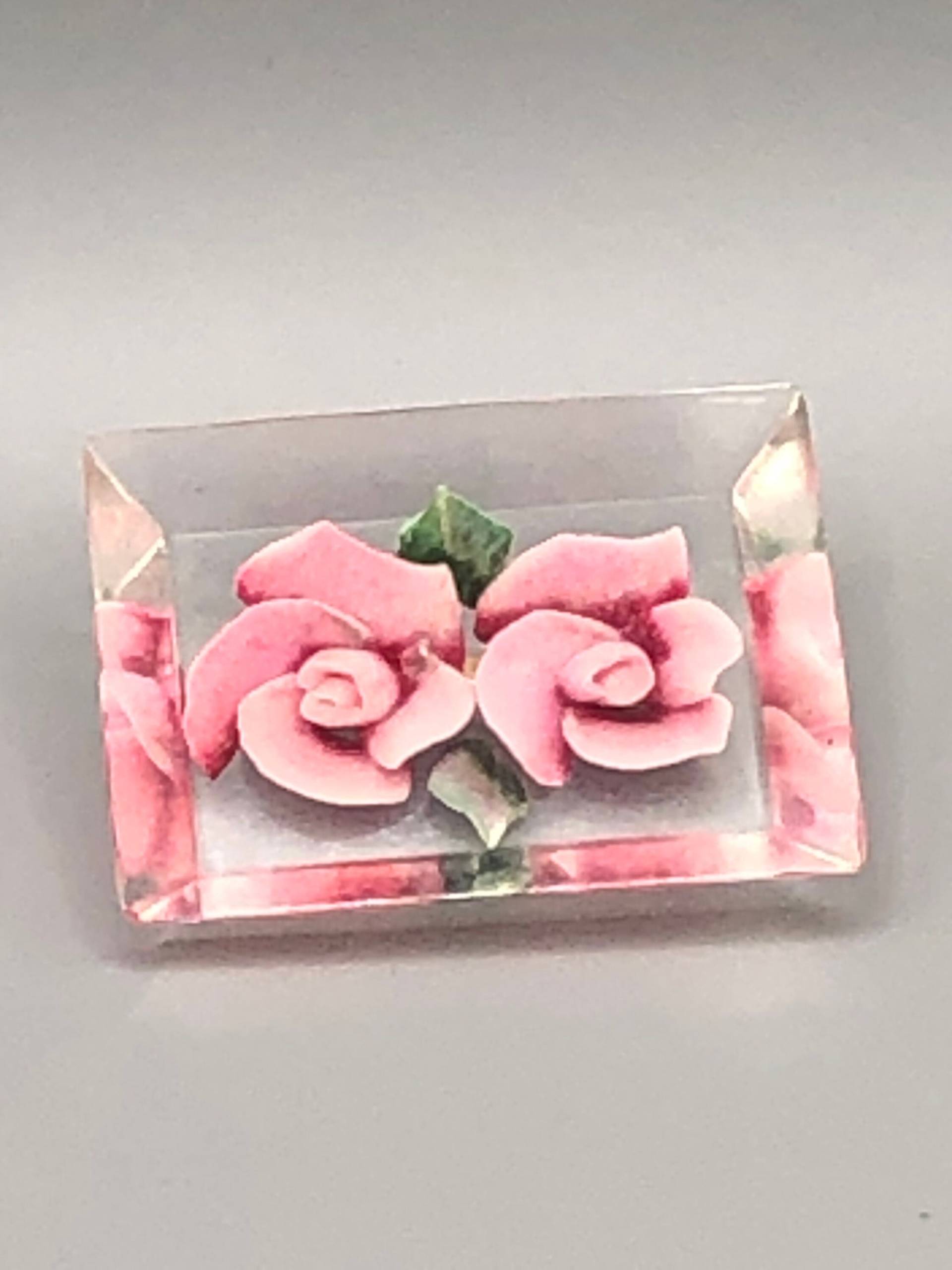 Lucite Reverse Carved Rose Pink Brosche 1950Er Jahre Vintage von Edenagorajewellery
