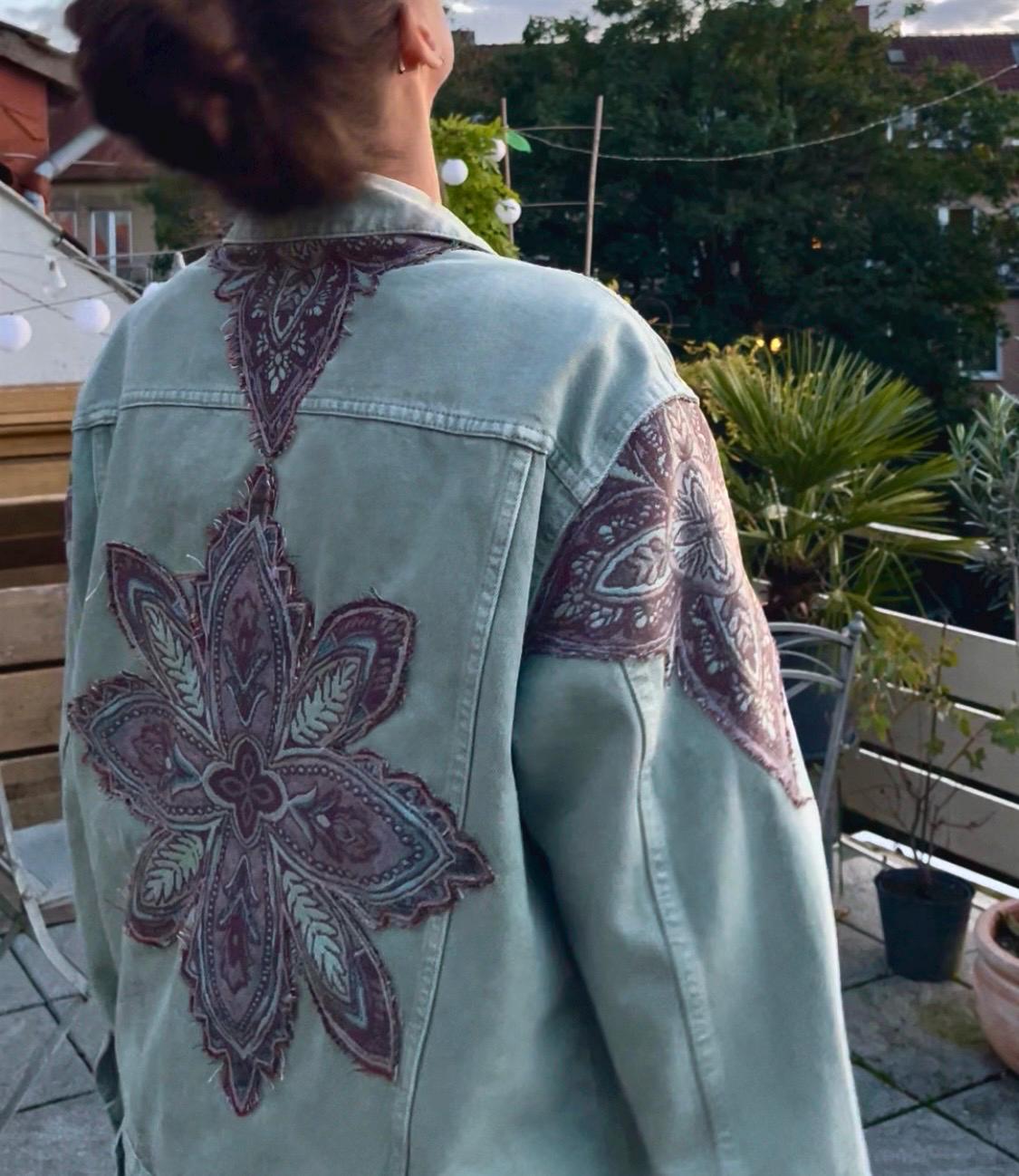 Jeansjacke Mit Verzierung Jeansjacke Mit Verzierung von EdenandNova
