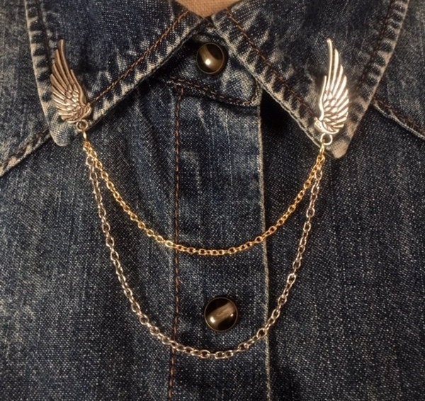 Silberne Vogelflügel Mit Silberner Und Goldener Kette, Halsbandclip Silberne Vogelflügel Mit Silberner Und Goldener Kette, Halsbandclip von EdgeUpCo