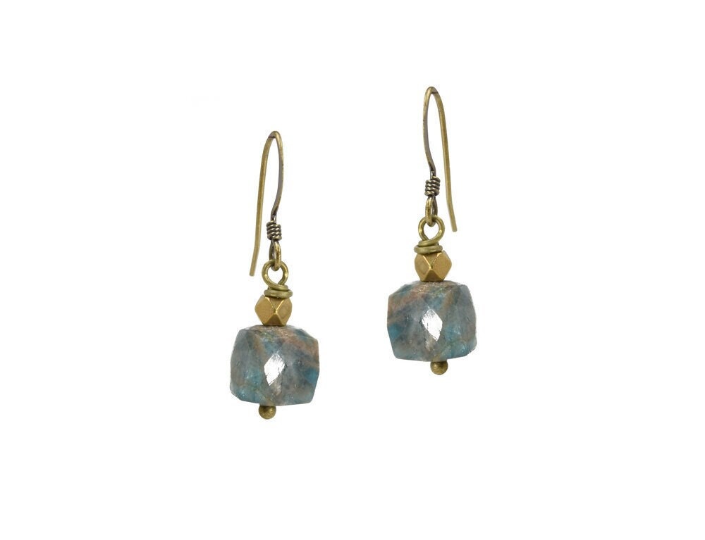 Apatit-Würfel-stein-Ohrring Mit Rohem Messing Schmuck Geschenk Apatit-Würfel-stein-Ohrring Mit Rohem Messing Schmuck Geschenk von EdgyPetal