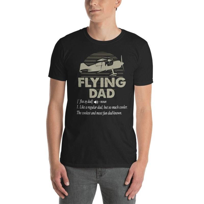 Fliegendes Papa Shirt. Pilot Papa. Aviator. Vatertagsgeschenk. Pilot. Fliegen. Flugzeug Kurzärmeliges Unisex T-Shirt Fliegendes Papa Shirt. Pilot Papa. Aviator. Vatertagsgeschenk. Pilot. Fliegen. Flugzeug Kurzärmeliges Unisex T-Shirt von EdgyShop