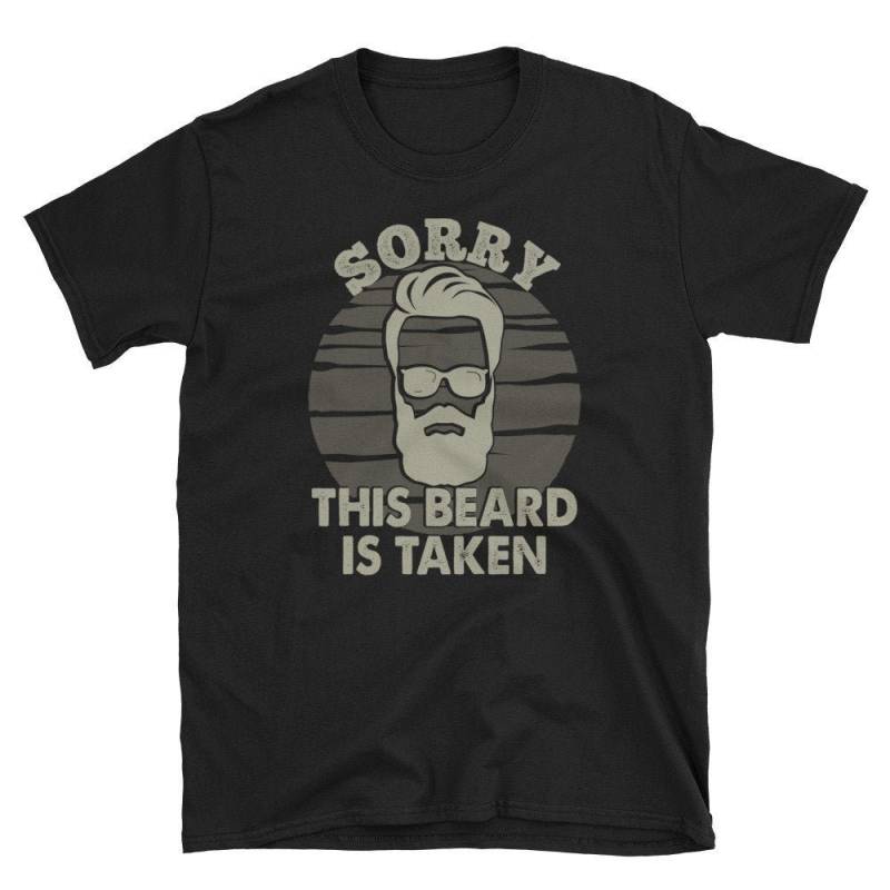 Sorry This Beard Is Taken Shirt. Bärtige Menschen. Bärte. Männergeschenk. Hipster. Schnurrbart. Kurz-Sleeve Unisex T-Shirt von EdgyShop