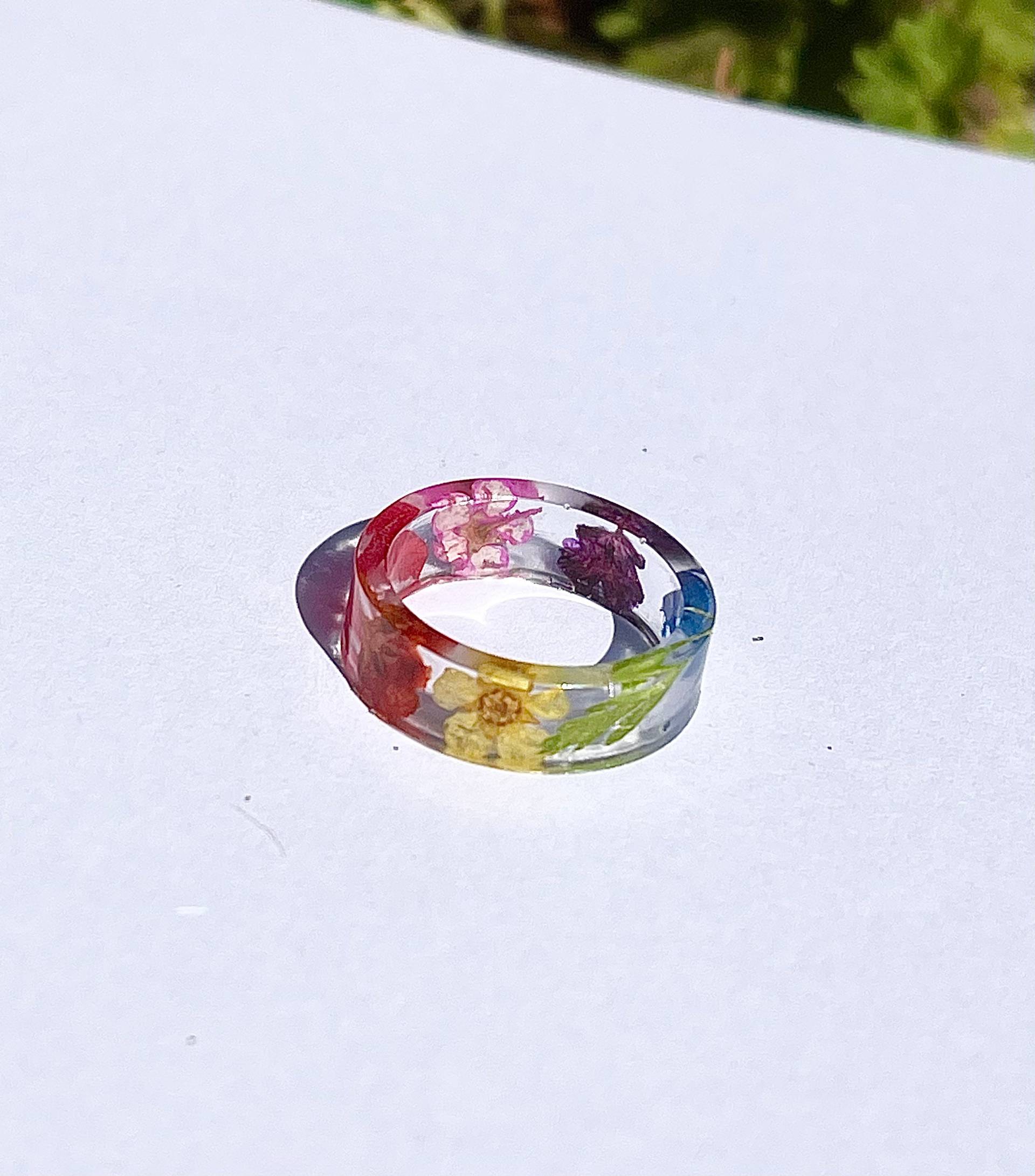 Pride Ring, Lgbtq+ Regenbogen Gepresste Blumen, Harz Harzband, Blume Charity Geschenk von EdiesCo
