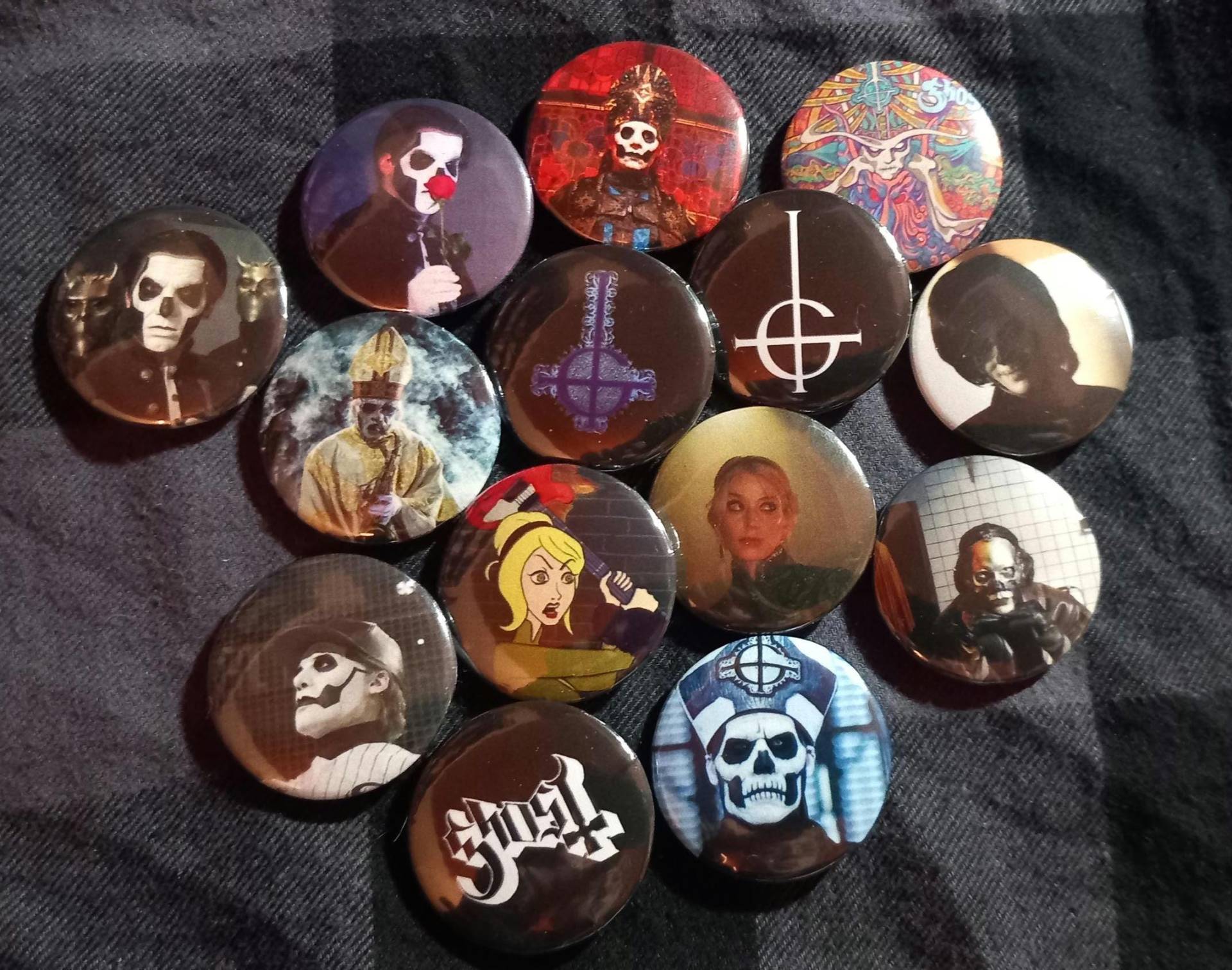 Ghost Button Anstecker Pin Musician Rock Pop Vintage Music Handmade Papas Nihil Terzo Copia Perpetua Sister Imperator Cross Satan Set 14 Ghost Button Anstecker Pin Musician Rock Pop Vintage Music Handmade Papas Nihil Terzo Copia Perpetua Sister Imperator Cross Satan Set 14 von EdiiesButtons