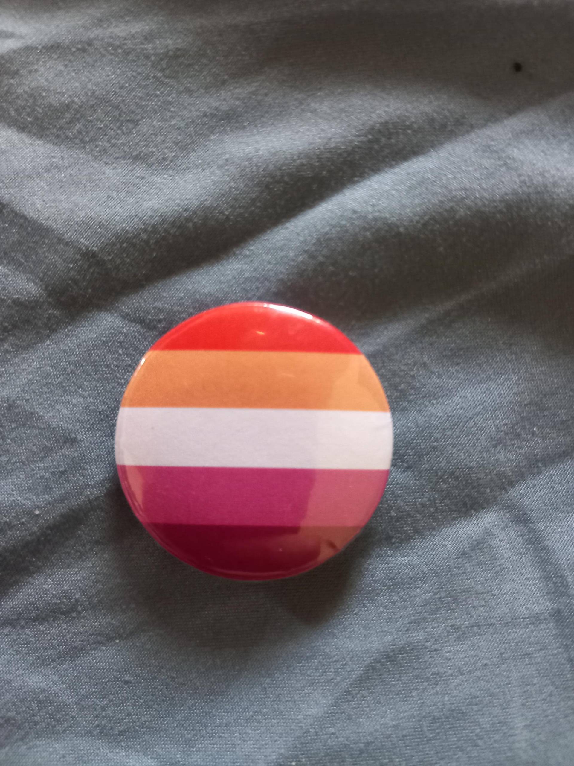 Pride Lgbt Button Anstecker Sapphic Wlw Lesbian Lesbisch Bi Pride Lgbt Button Anstecker Sapphic Wlw Lesbian Lesbisch Bi von EdiiesButtons