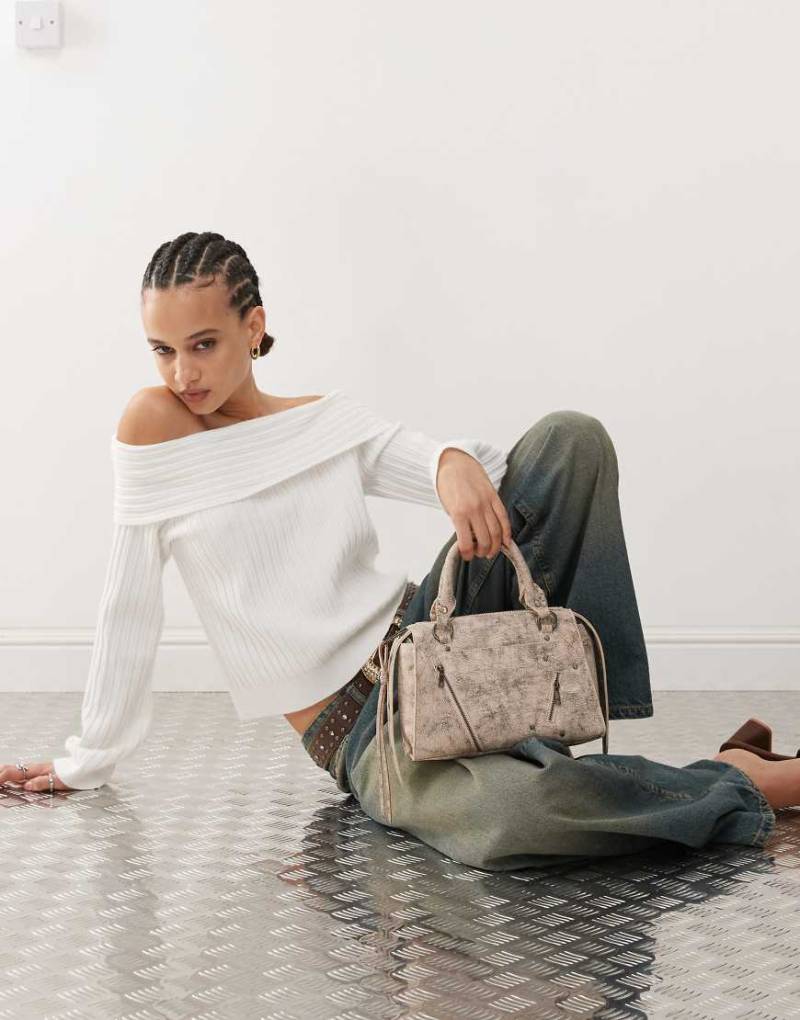 Edikted - Brandy - Gerippter, schulterfreier Pullover aus Strick in Weiß mit Umschlag-Grün von Edikted