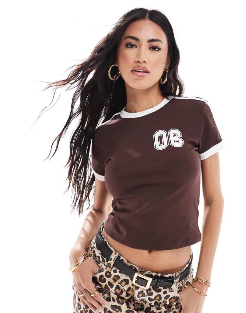 Edikted - T-Shirt in Braun mit sportlichen Streifen und Grafik, Kombiteil von Edikted