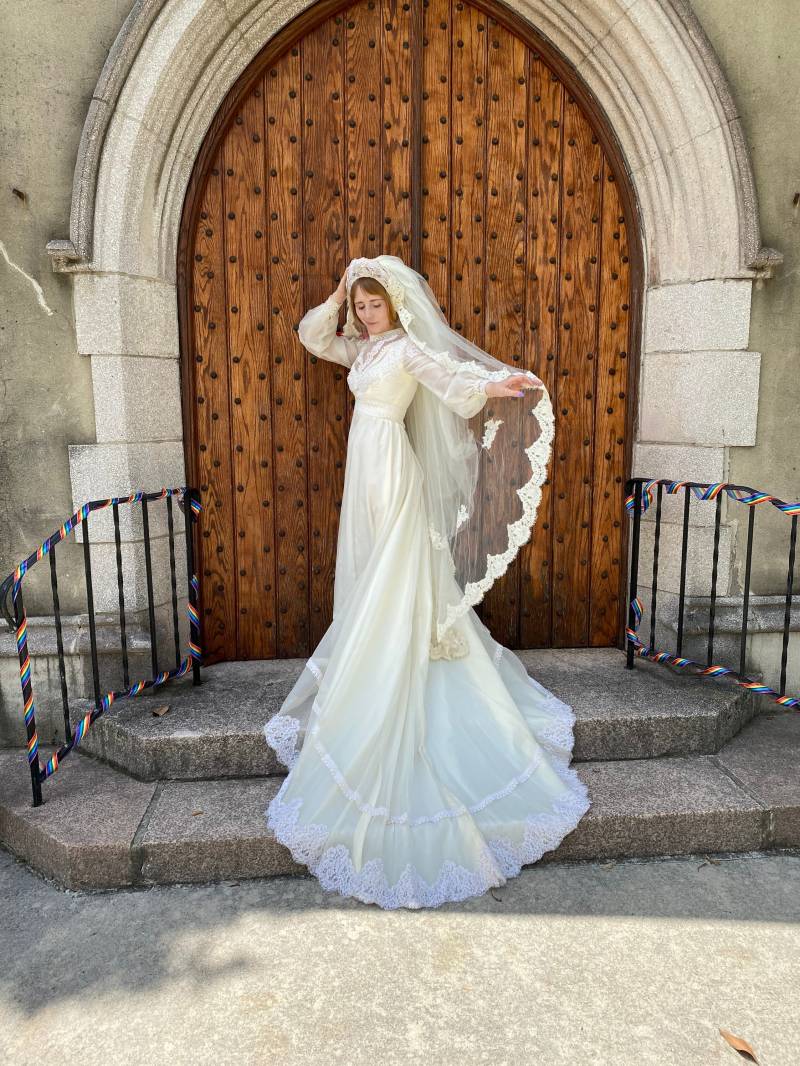 1960Er Antikes Brautkleid Aus Spitze 1960Er Antikes Brautkleid Aus Spitze von EdisonsPlaceVintage