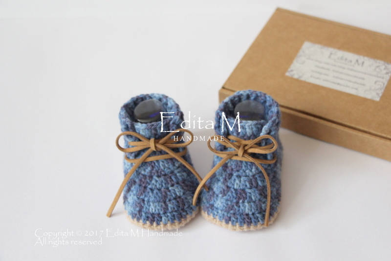 Gehäkelte Babyboots, Unisex Babystiefel, Babyparty, 0-3 Monate, Denim-Druck, Ankündigung, Neue Mutter, Geschenk von EditaMHANDMADE