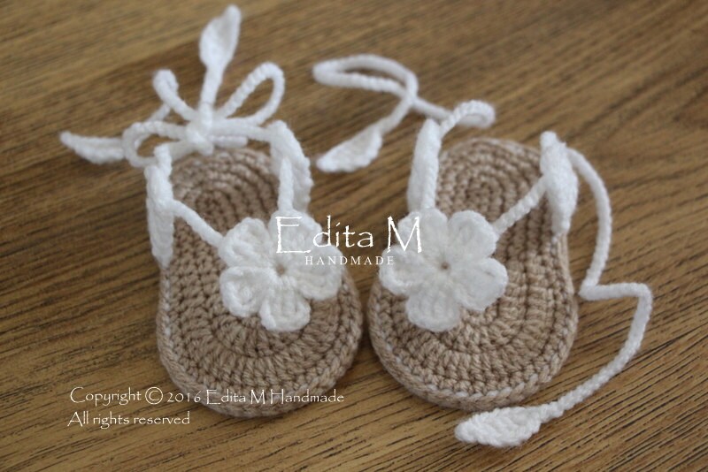 Gehäkelte Babysandalen, Babyschuhe, Flip-Flops, Gladiator Sandalen, Booties, Schuhe, Hausschuhe, Blumen Weiß, Hellbraun, Geschenkidee von EditaMHANDMADE