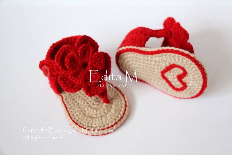 Gehäkelte Babysandalen, Gladiator Sandalen, Valentine, Babyschuhe, Hausschuhe, Blumen Herz, Baby-Dusche-Geschenk, Foto Requisite von EditaMHANDMADE