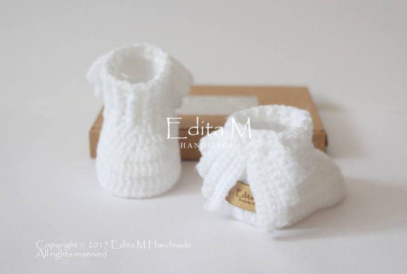 Gehäkelte Babyschühchen, Unisex Babystiefel, Engelsflügel, Photo Prop, Taufe, Babyparty, 0-3, 3-6, 6-9 Monate von EditaMHANDMADE