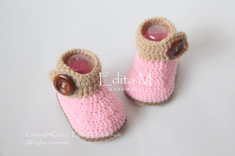 Gehäkelte Babyschuhe, Gehäkelte Holzknöpfe, Geschenk Für Baby, Ankündigung, Baby-Duschegeschenk von EditaMHANDMADE