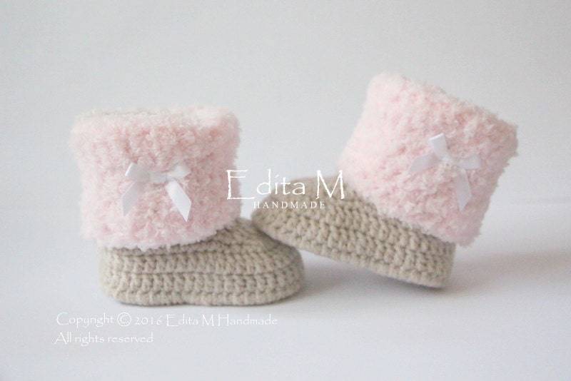 Gehäkelte Babyschuhe, Mädchenschuhe, Beige, Rosa, Weiße Satinschleife, Winterstiefel, Baby-Dusche-Geschenk, Neugeborenen, Geschenkidee von EditaMHANDMADE